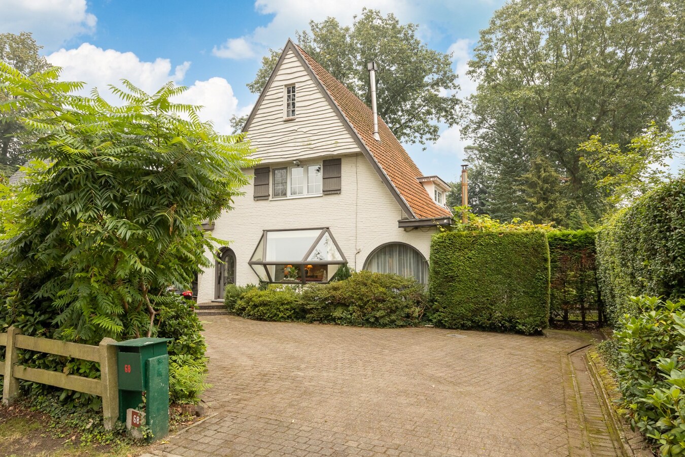Karaktervolle villa op een perceel van  1.779 m&#178; te Schilde op wandelafstand van het centrum 