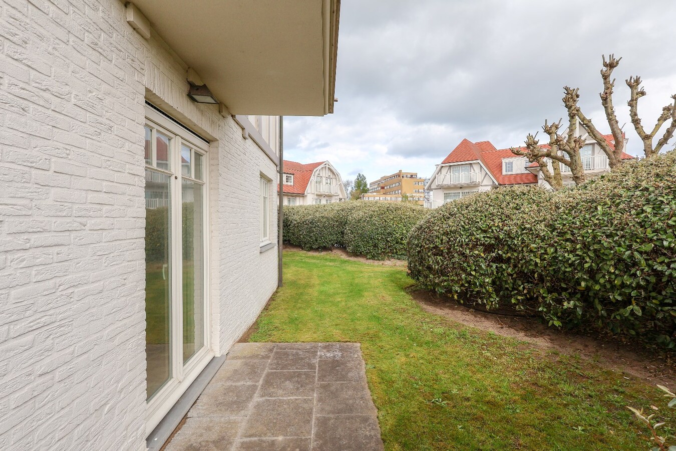 Modern 2slpk-appartement met priv&#233; tuin op wandelafstand van het strand 