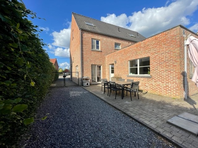 Prachtige half-open woning gelegen te Kasterlee - Tielen! 