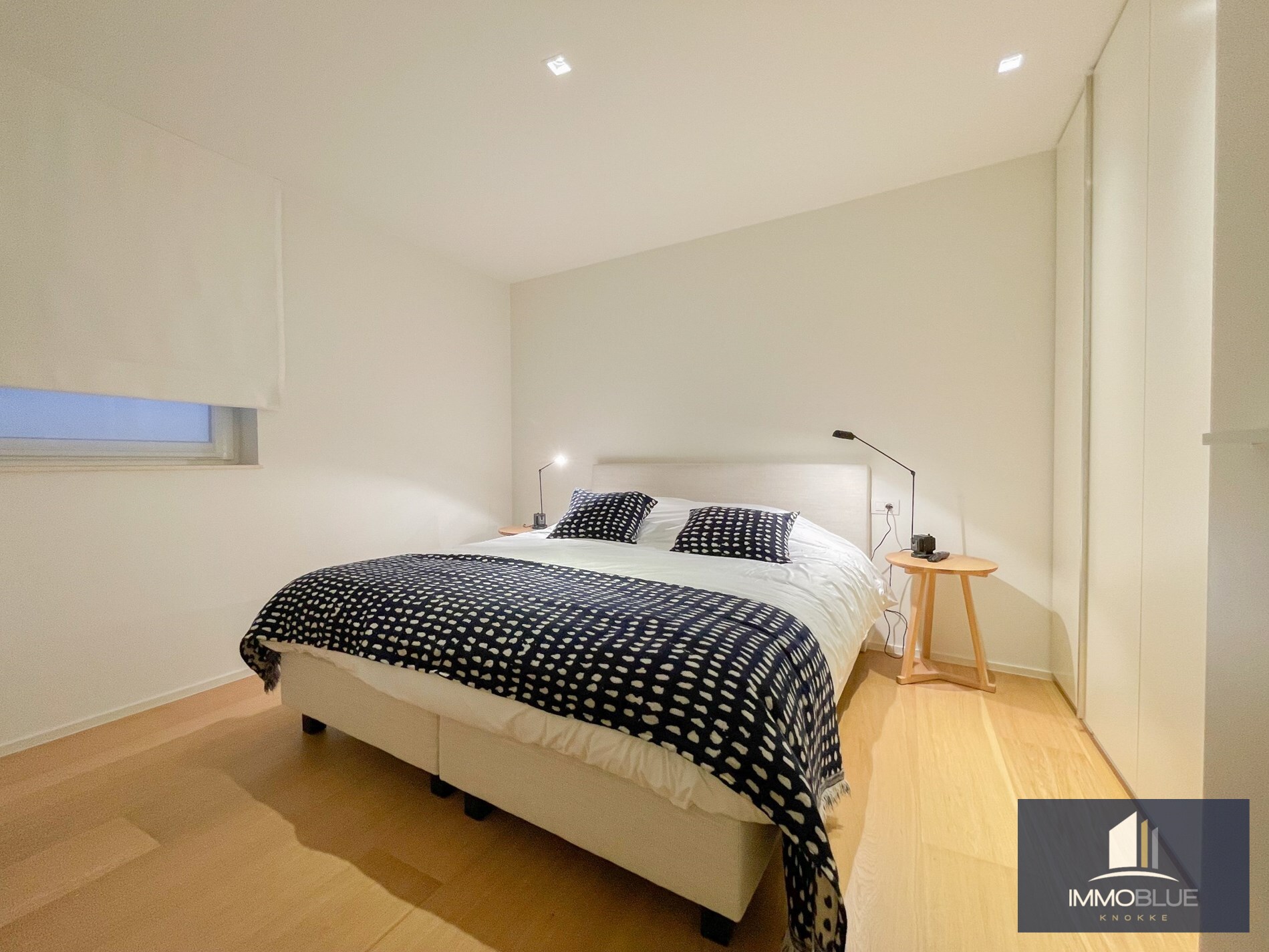 Appartement lumineux avec vue lat&#233;rale sur la mer, fini avec des mat&#233;riaux de qualit&#233; et avec une terrasse spacieuse orient&#233;e sud-ouest, situ&#233; entre la place Albert et la place du Triagle. 