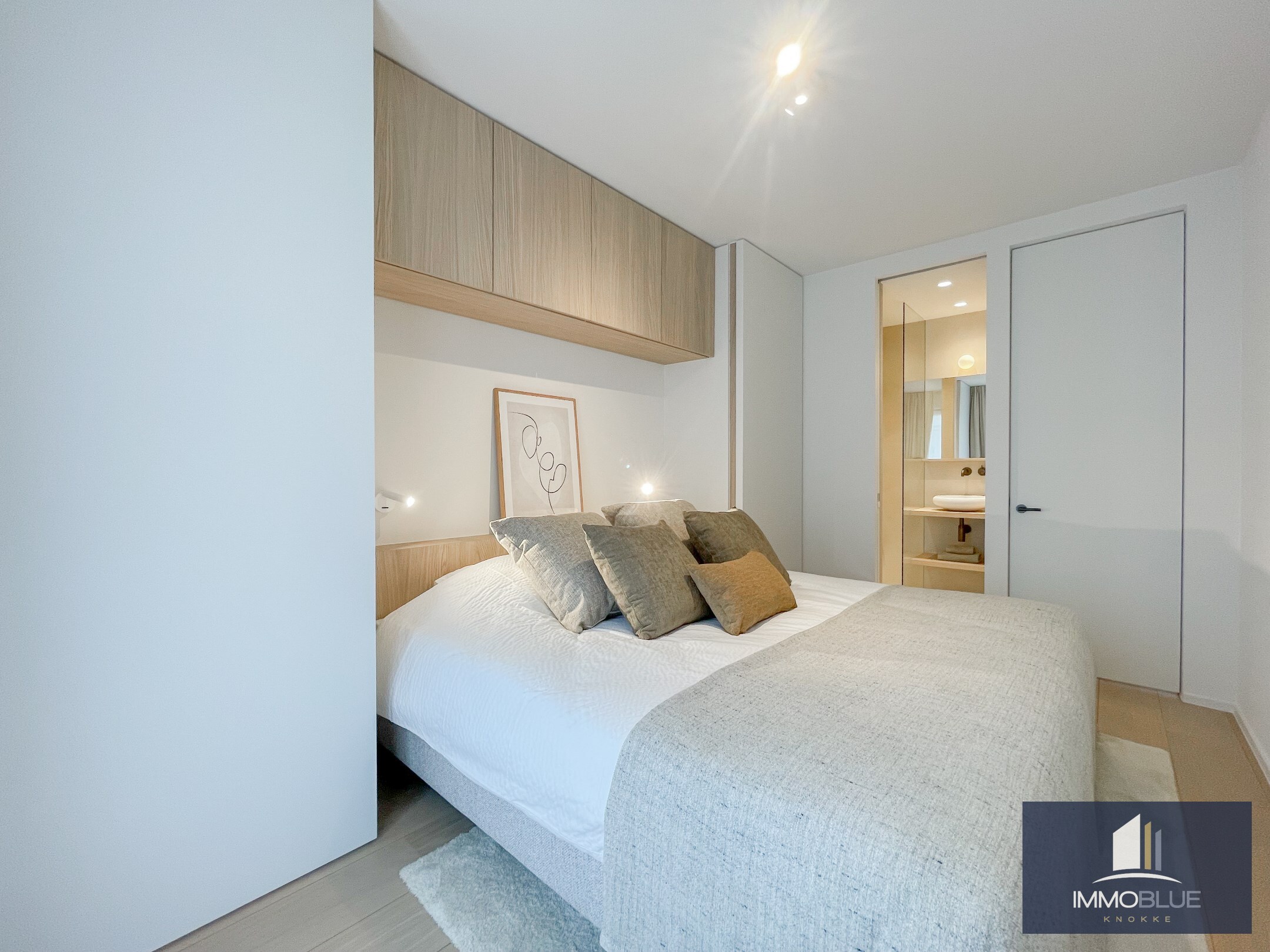 Volledig gerenoveerd, tijdloos appartement met open zicht en een royale gevelbreedte. 