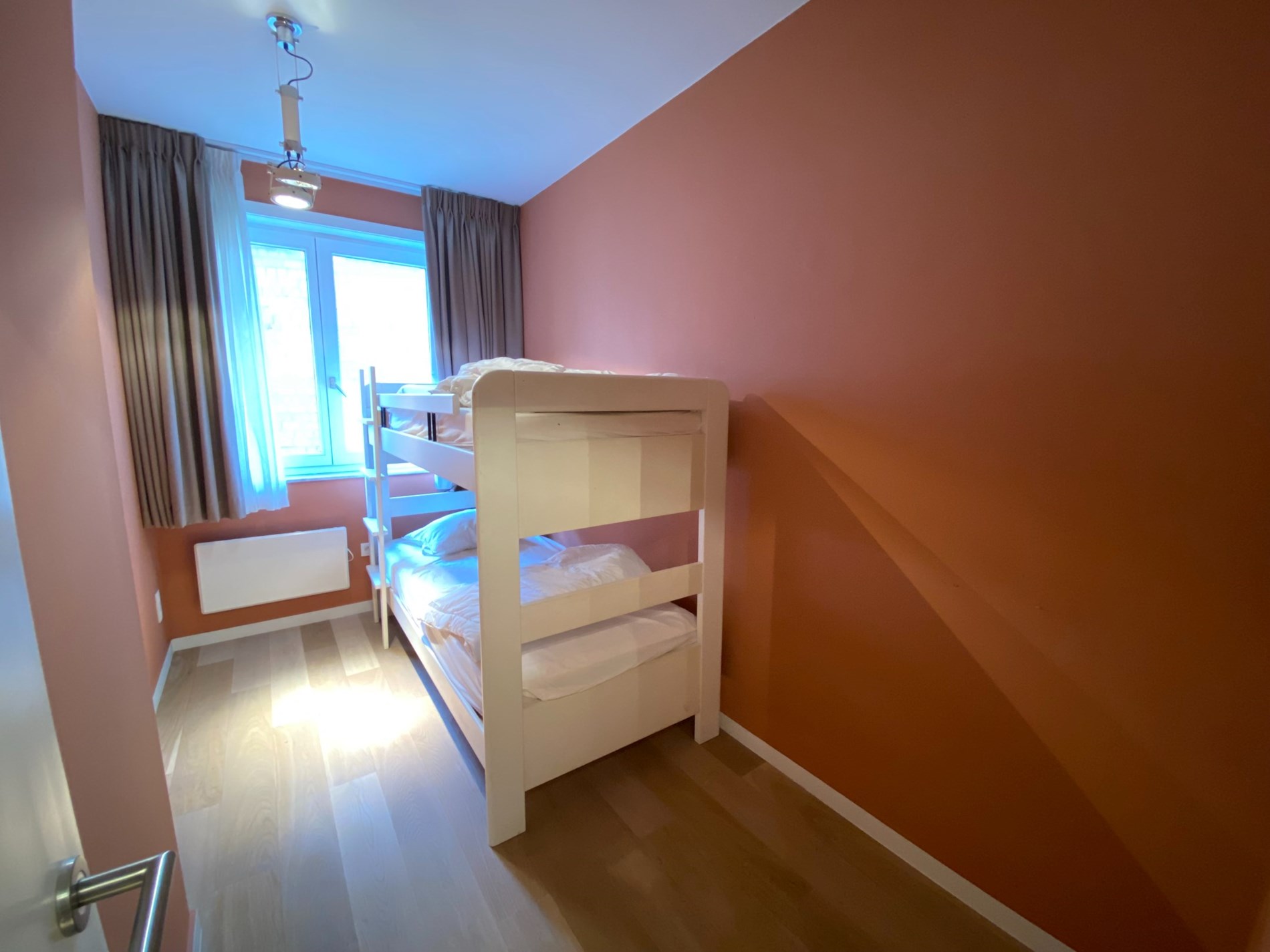 Meubl&#233; - Appartement de plain-pied avec 3 chambres situ&#233; &#224; quelques m&#232;tres de la plage d&#39;Albert et du Casino. 