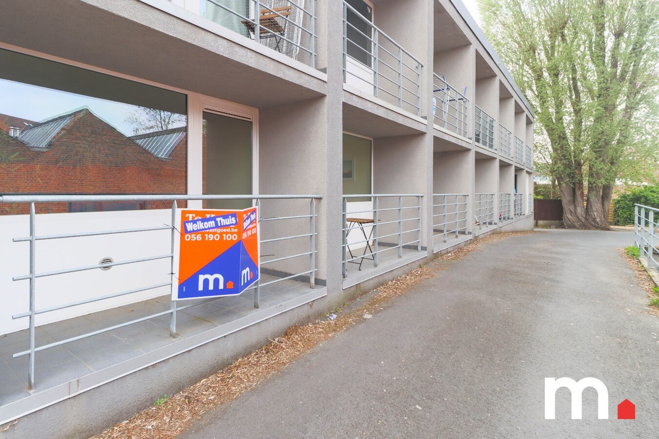 Heel ruim &#233;&#233;n slaapkamer appartement te huur dichtbij het centrum van Kortrijk met garagebox !! 
