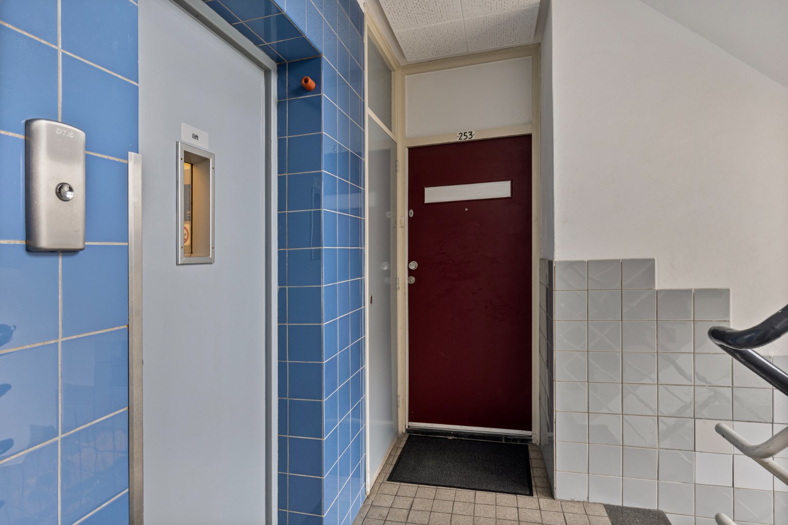 Keurig en zonder klussen te betrekken dit 3 (voorheen 4) kamer appartement op de 2e verdieping met fraaie keuken, moderne badkamer, 2 balkons, berging in de onderbouw en gelegen op eigen grond. 