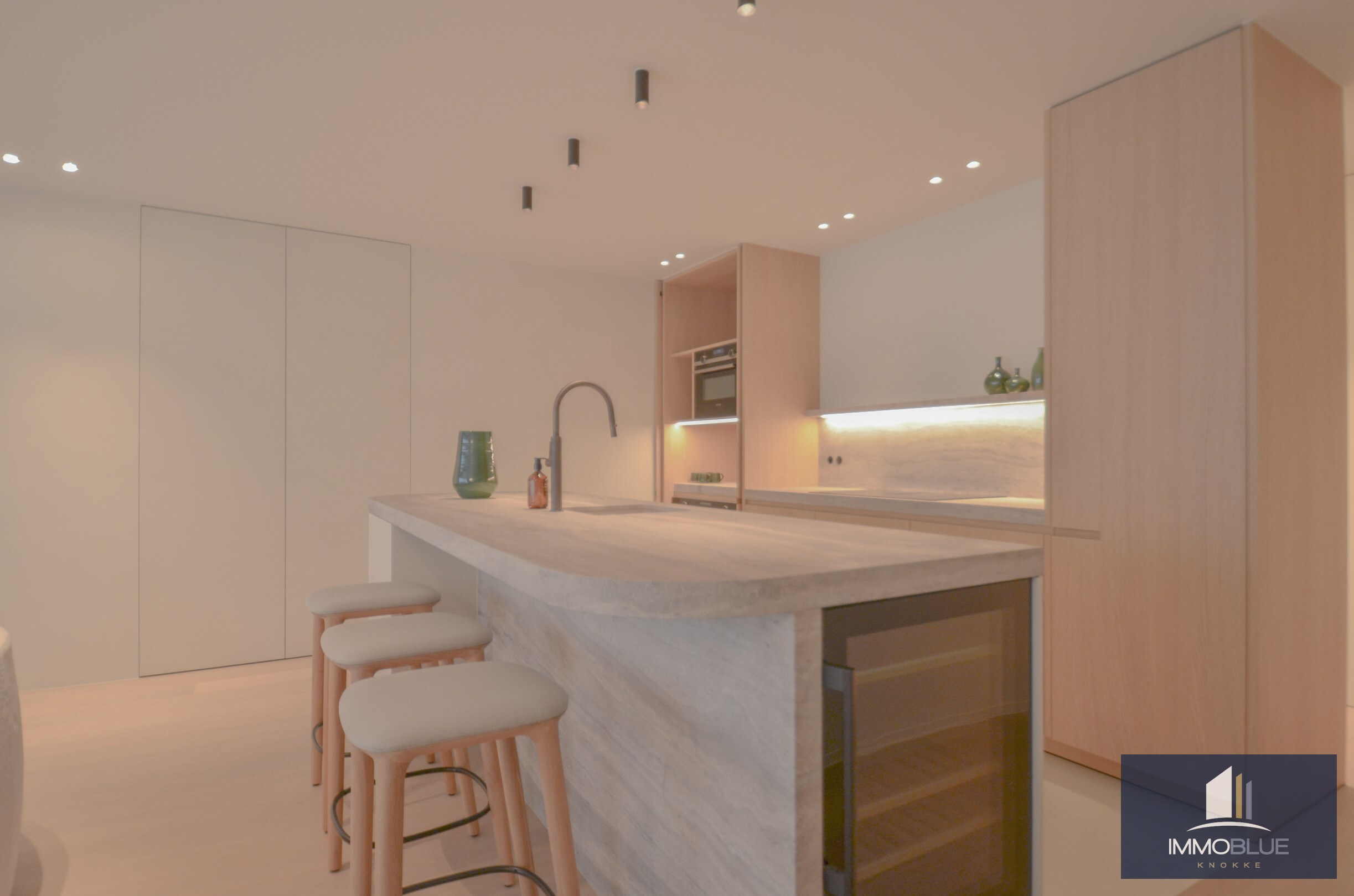 Volledig gerenoveerd appartement met een mooi zijdelings zeezicht gelegen nabij het Driehoeksplein. 