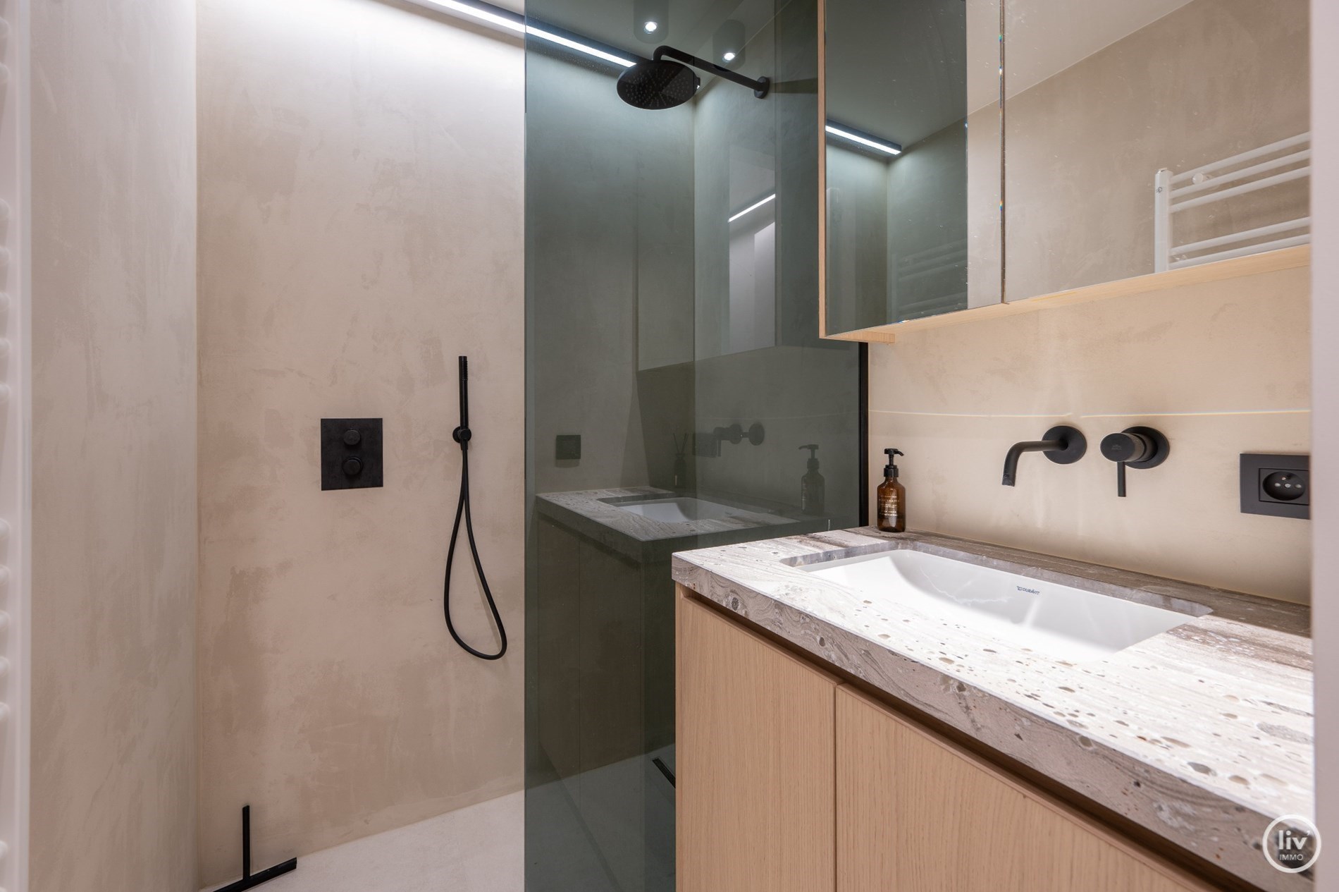 Prachtig gerenoveerd 3 slaapkamerappartement centraal gelegen vlakbij de Lippenslaan te Knokke (met mogelijkheid tot het huren van een stpl aan de overzijde!) 