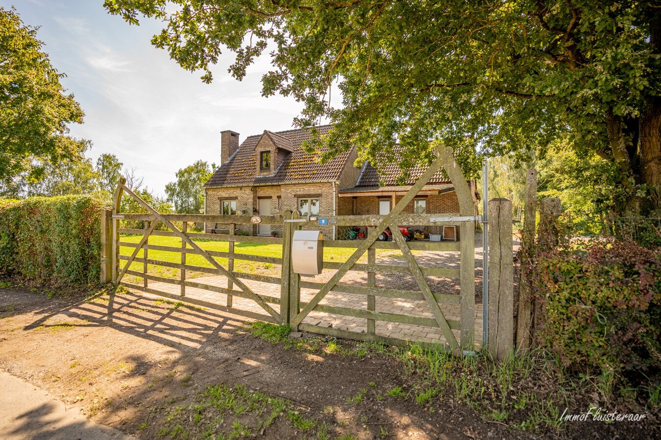 Neat house with 4 stables on approximately 75 acres in Tielt-Winge (Flemish Brabant) 