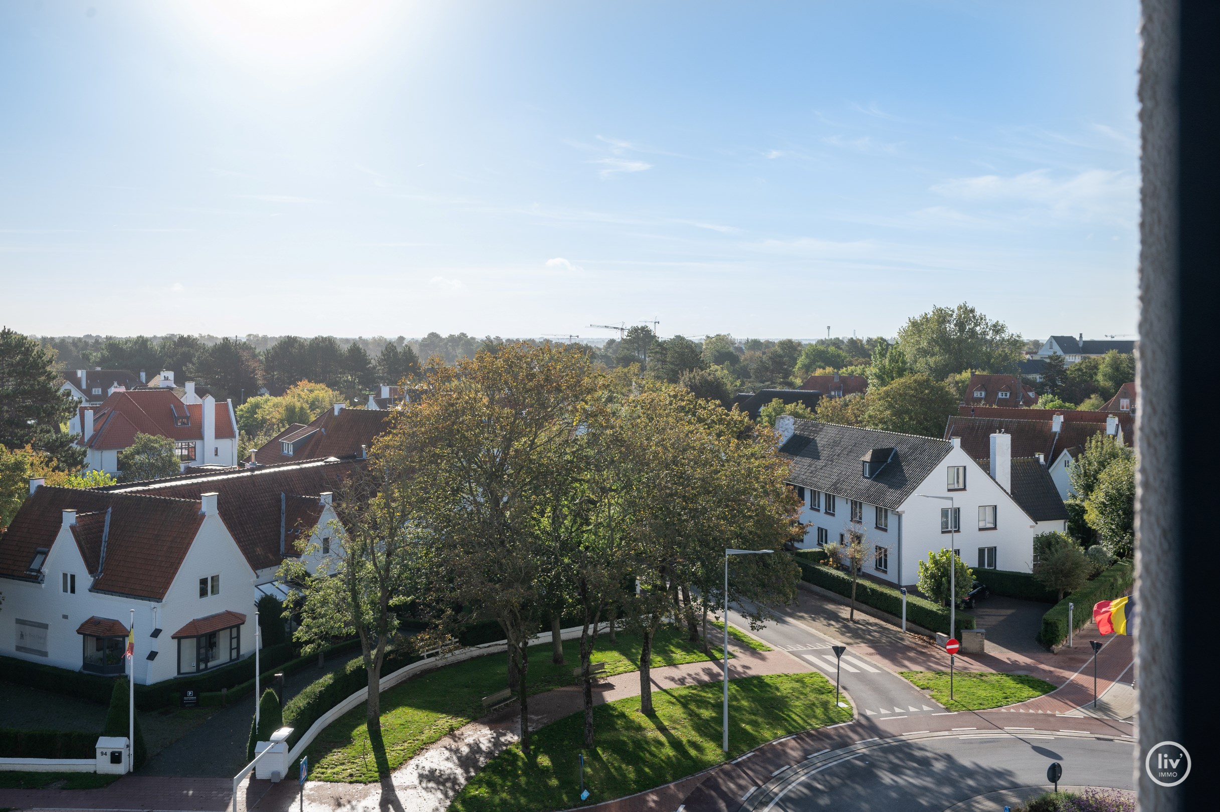 Aangenaam appartement met mooie gevelbreedte en open zicht over de villas in Knokke. 