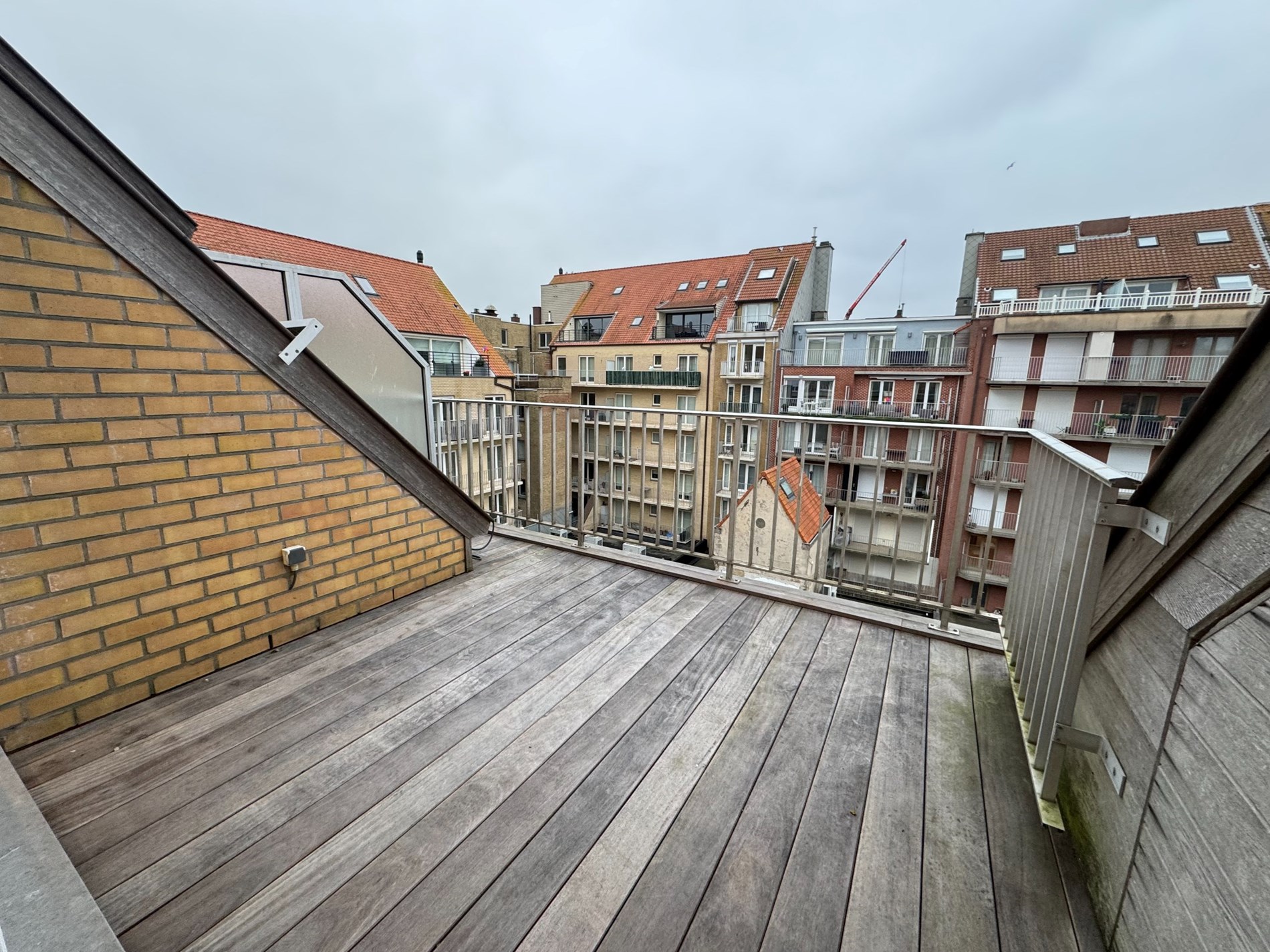 Magnifique penthouse en duplex r&#233;nov&#233; avec de magnifiques terrasses &#224; proximit&#233; de l&#39;avenue Lippens et de la plage de Knokke. 