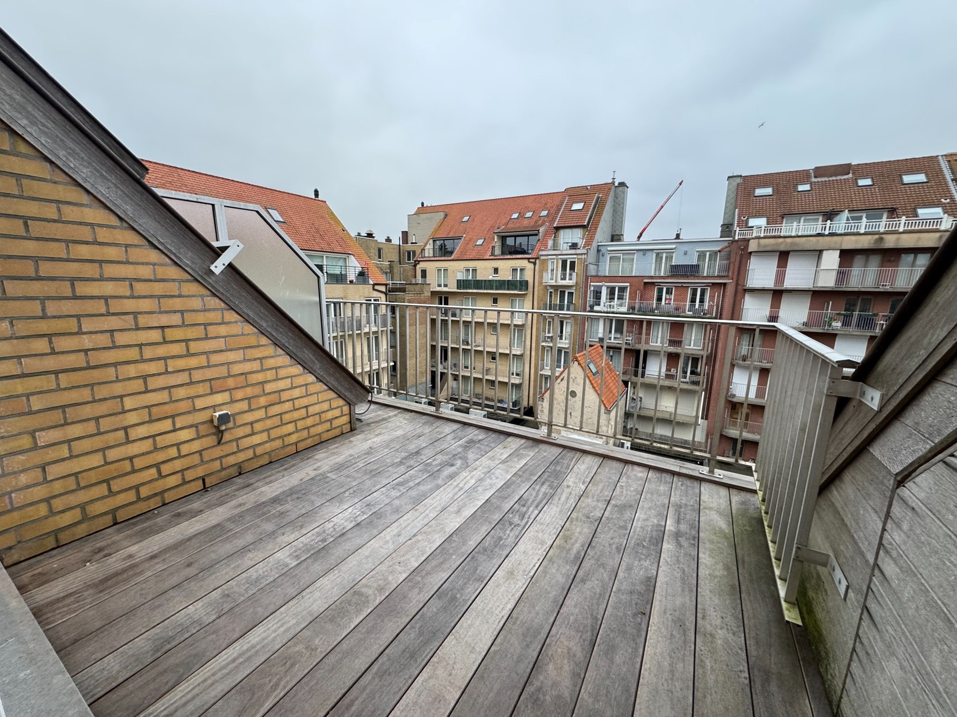 Magnifiek, gerenoveerd duplex penthouse met prachtige terrassen vlakbij de Lippenslaan en het strand te Knokke. 