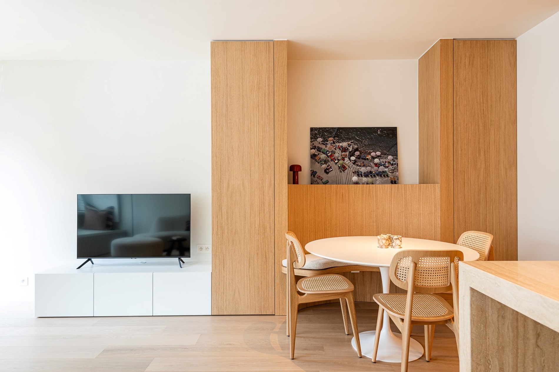 Magnifique appartement r&#233;nov&#233; de 3 chambres avec terrasse et belle vue lat&#233;rale sur la mer, situ&#233; au centre de Knokke &#224; quelques m&#232;tres de la plage. 