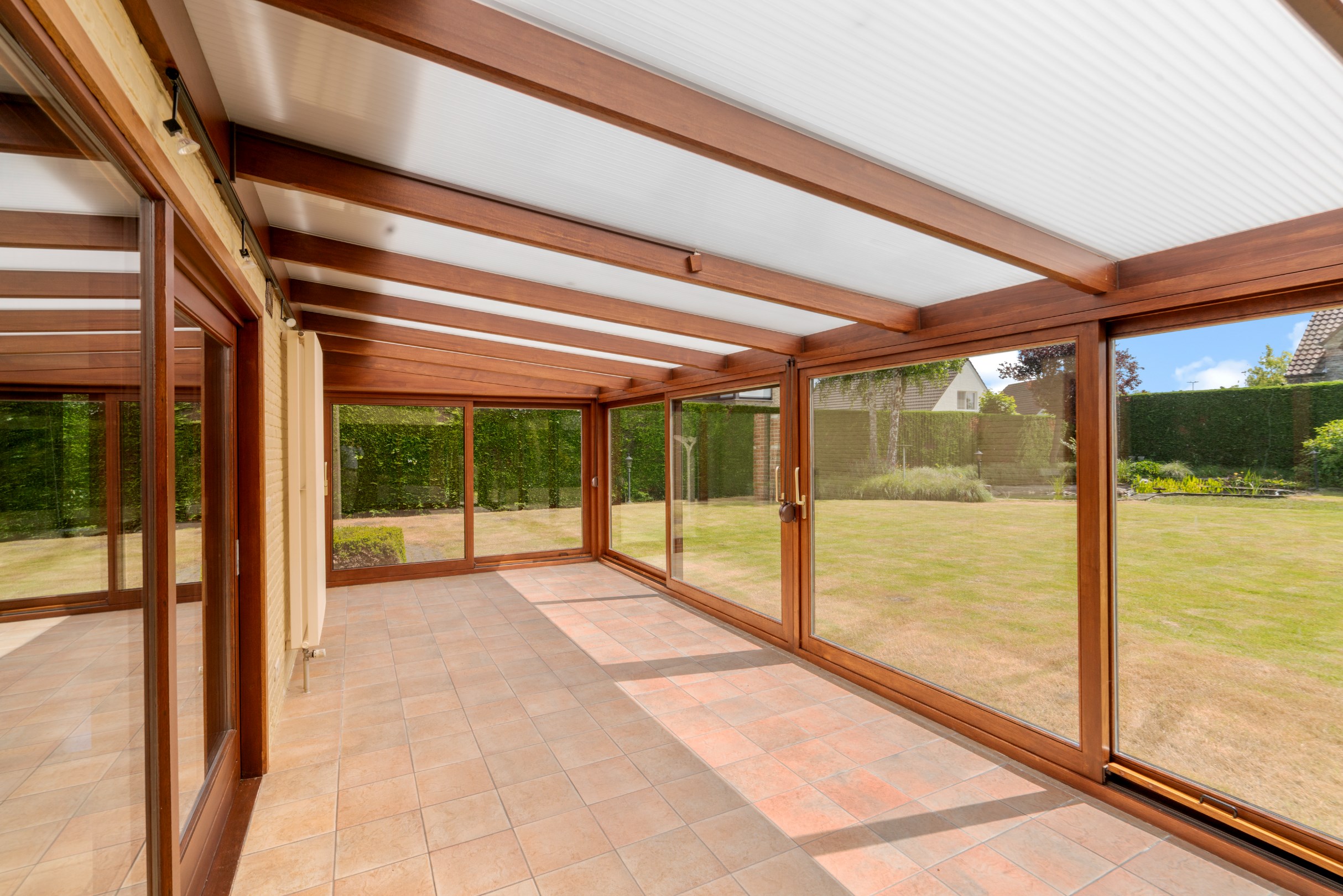 Grande villa individuelle avec double garage sur un terrain orient&#233; plein sud de 1229 m2 &#224; Knokke Heist. Le terrain est divisible. 