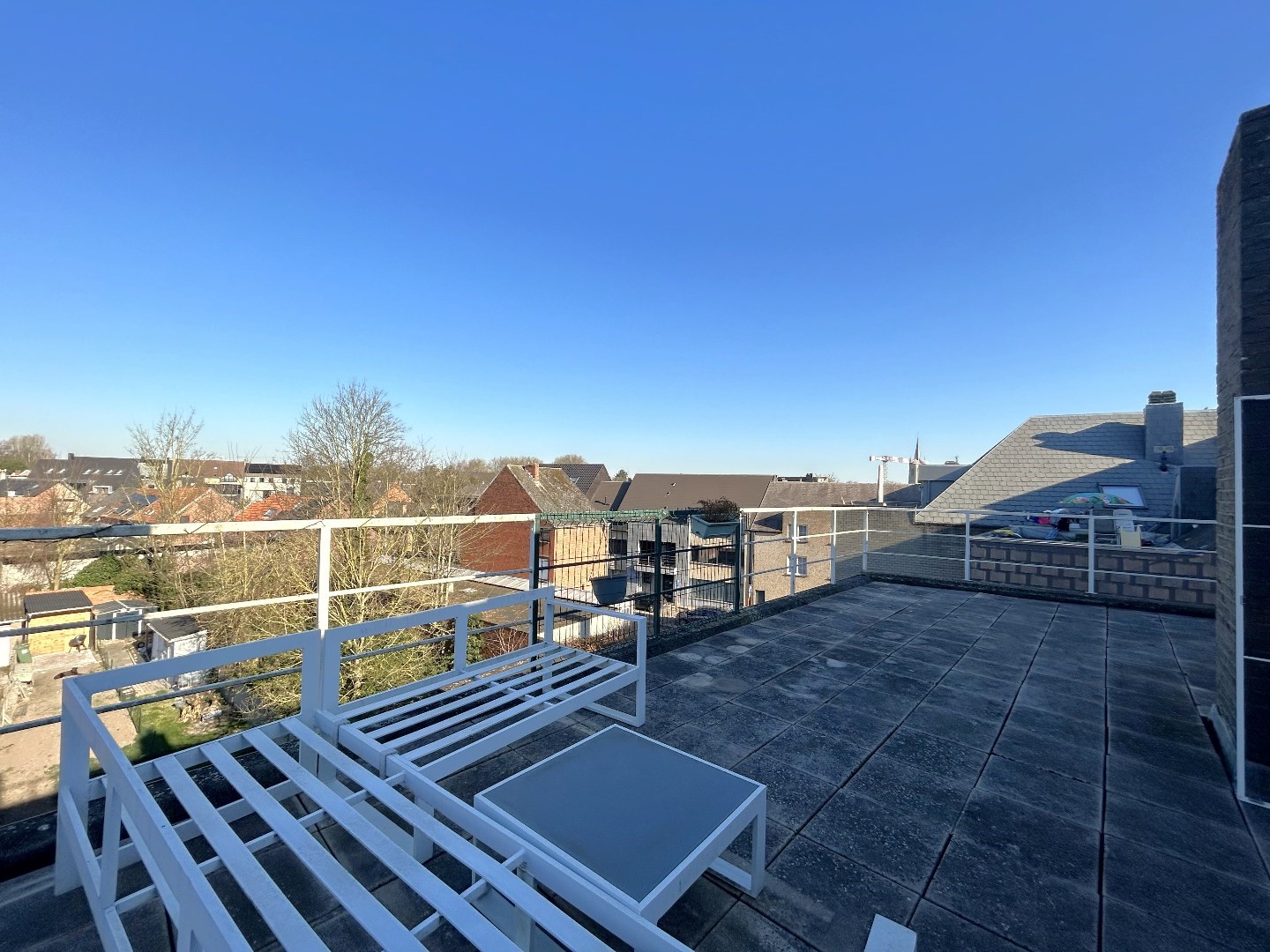 Instapklaar dakappartement met groot terras in het centrum van Geel 