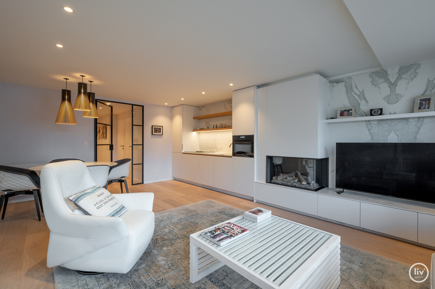 Aangenaam gemeubeld 2-slaapkamerappartement, centraal gelegen in de Lippenslaan te Knokke. 