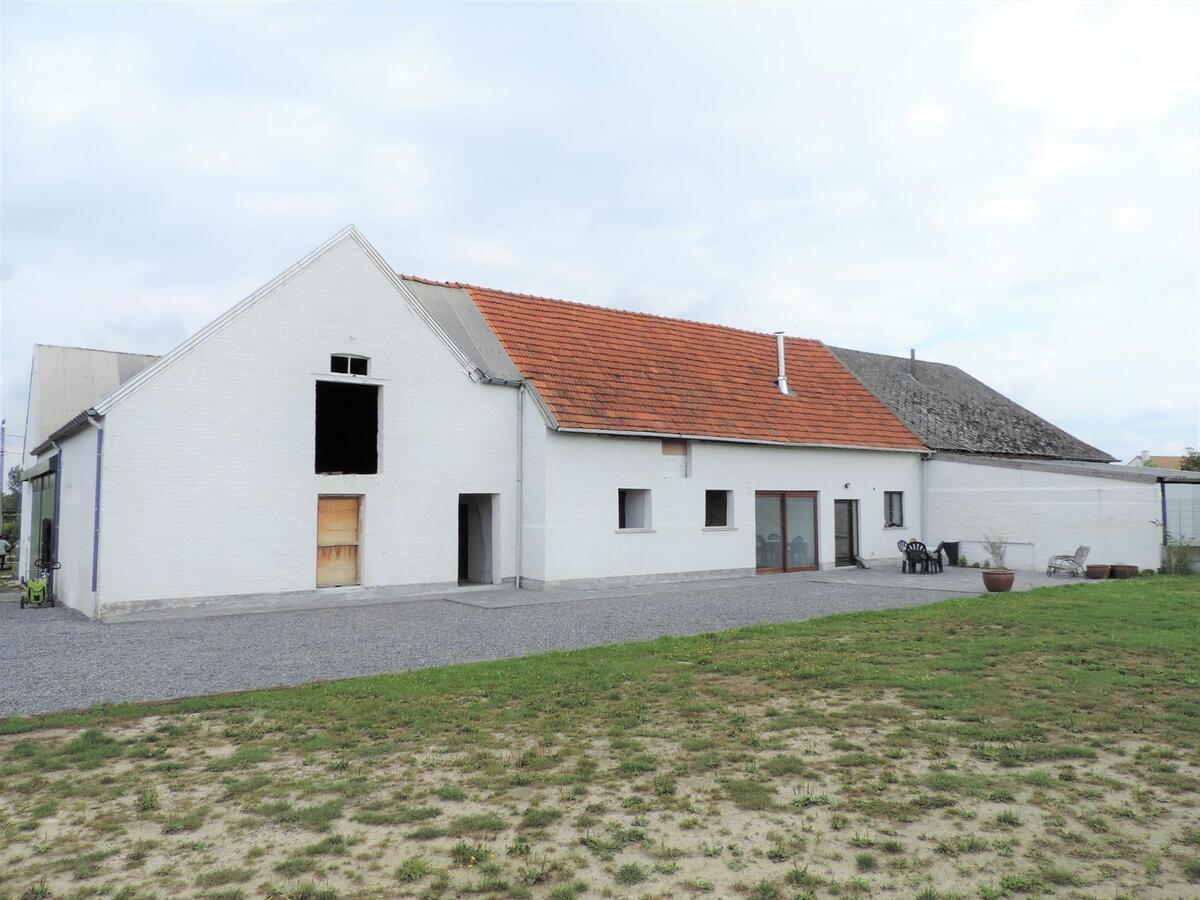 Charmante vierkantshoeve met paardenstallen en weides op ca. 2,66ha te Herk-de-Stad 