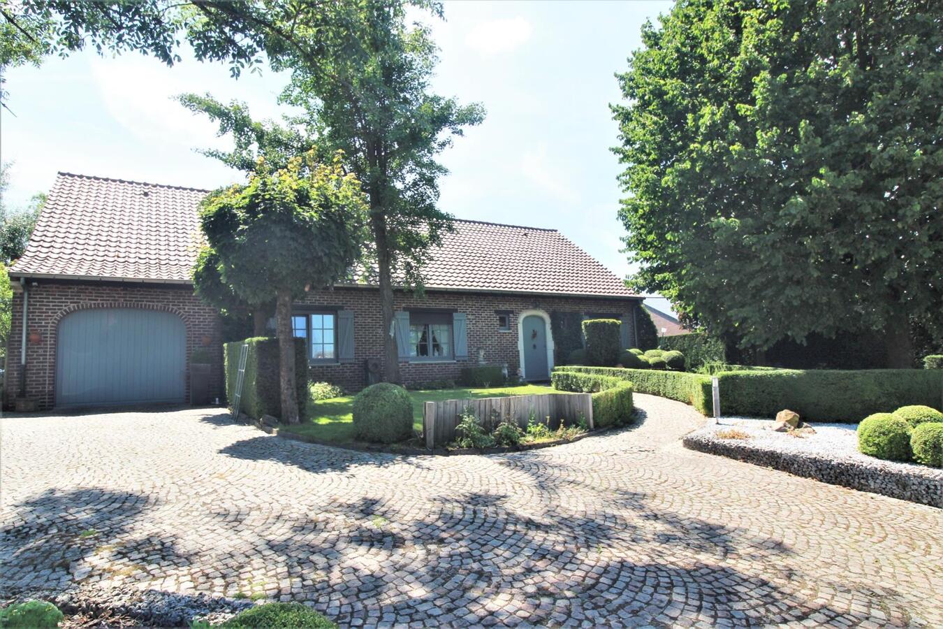 Charmante woning met stalgebouw, piste, zwembad en een omheind weiland op ca. 70a te Tielt-Winge (Vlaams-Brabant) 