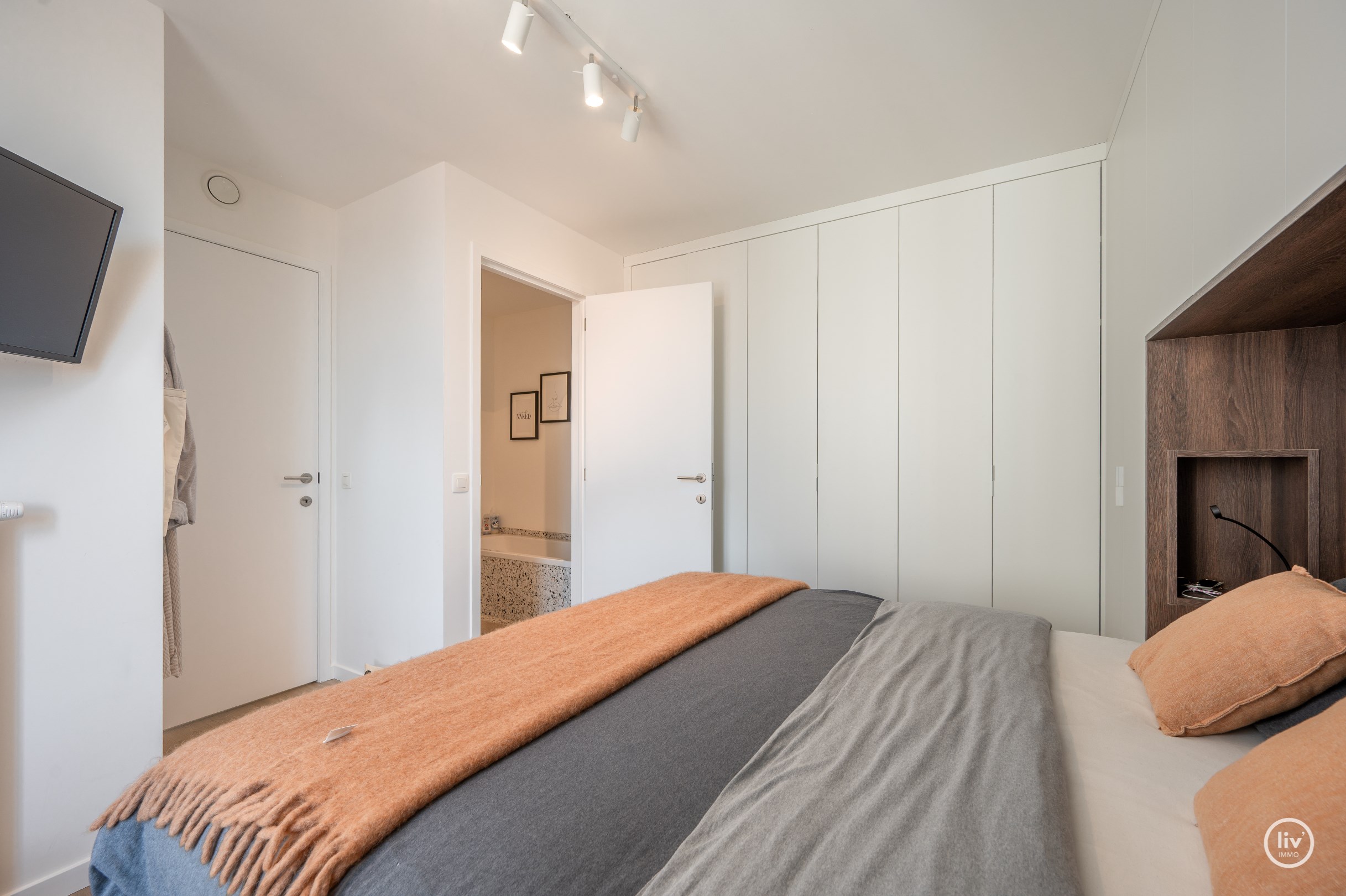 Appartement pr&#234;t &#224; emm&#233;nager (2021) avec vue d&#233;gag&#233;e sur la rue de Knokke, &#224; distance de marche de la digue de l&#39;Albertstrand. 