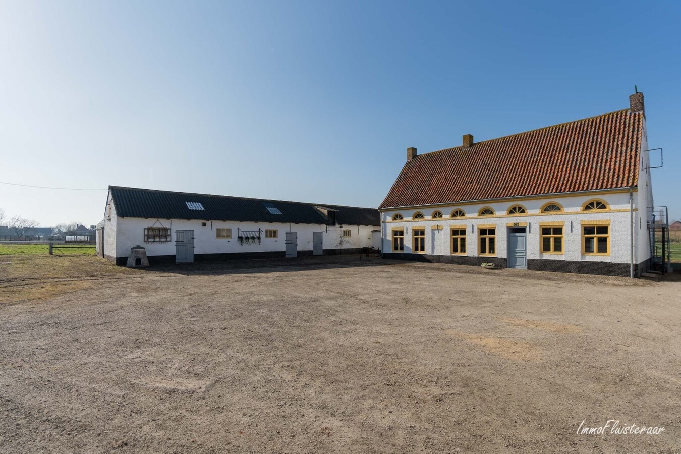 Idyllische en multifunctionele eigendom met stalling, bijgebouwen en renbaan op ca. 7ha 