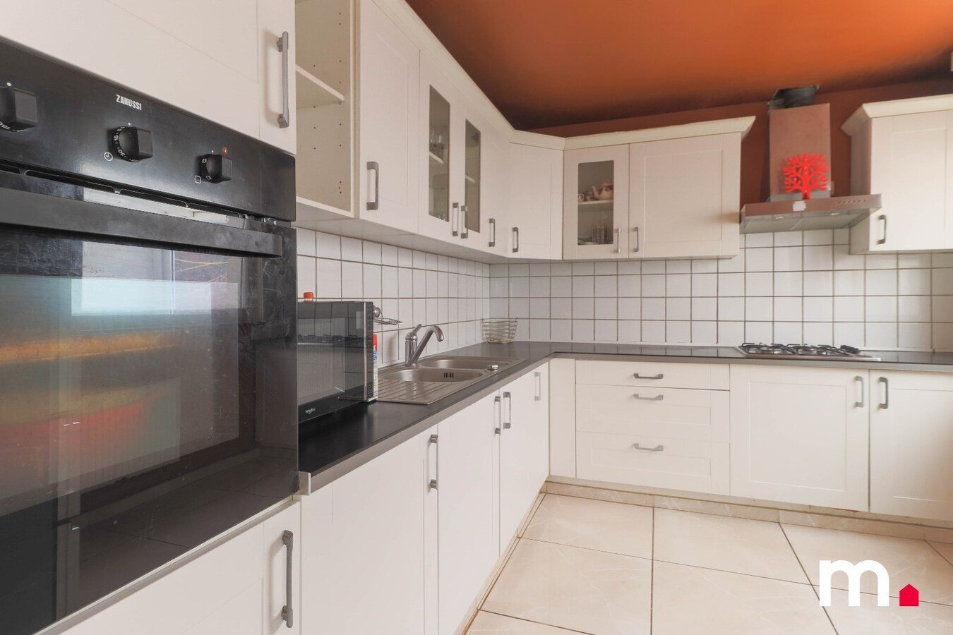 Instapklare ruime woning met garage en appartement in Heule! 