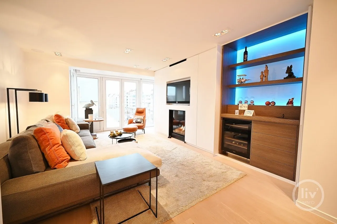 MEUBLÉ - Magnifique appartement meublé, équipé de tout le luxe et offrant une agréable vue dégagée sur l'avenue Dumortier.