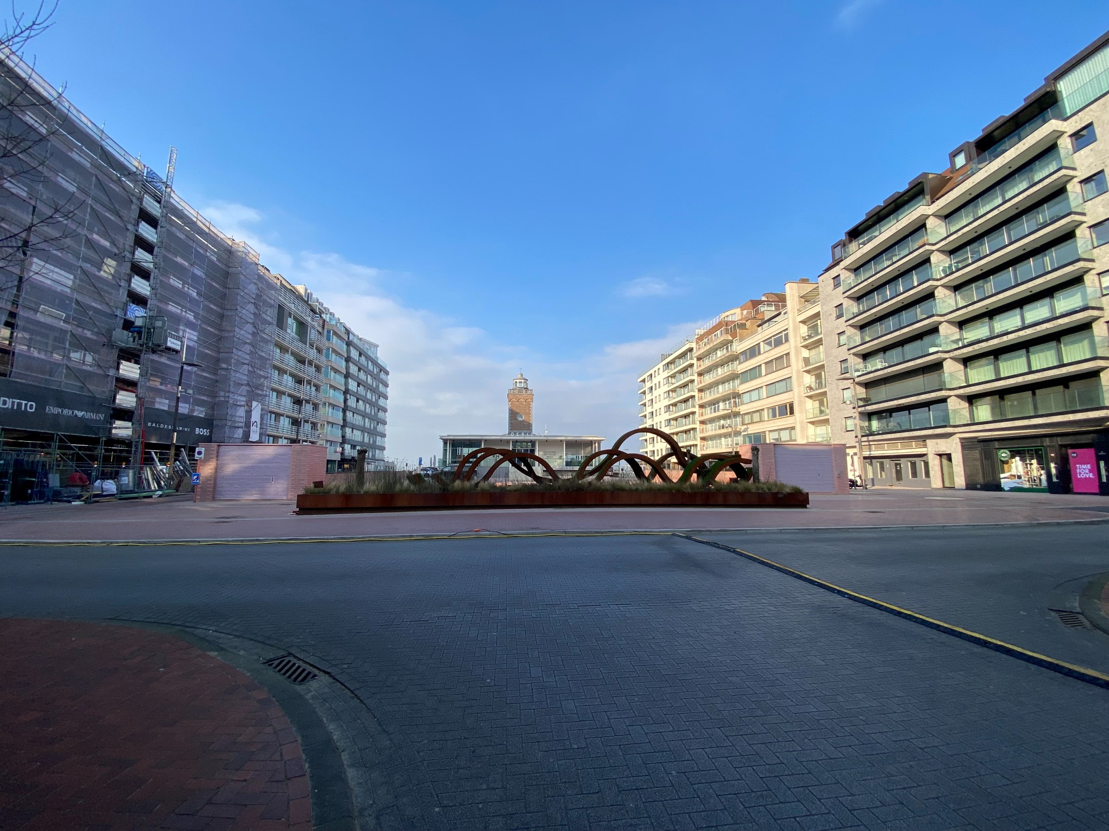 HANDELSPAND te huur op een UNIEKE LIGGING op enkele meters van het strand ter hoogte van het LICHTTORENPLEIN. 