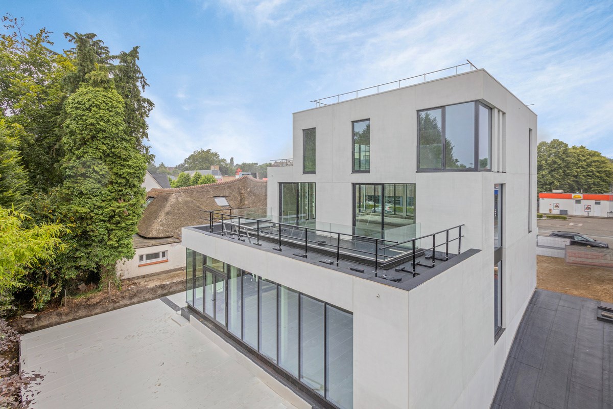 Nieuwbouw kantoorgebouw met appartement te koop in Gent