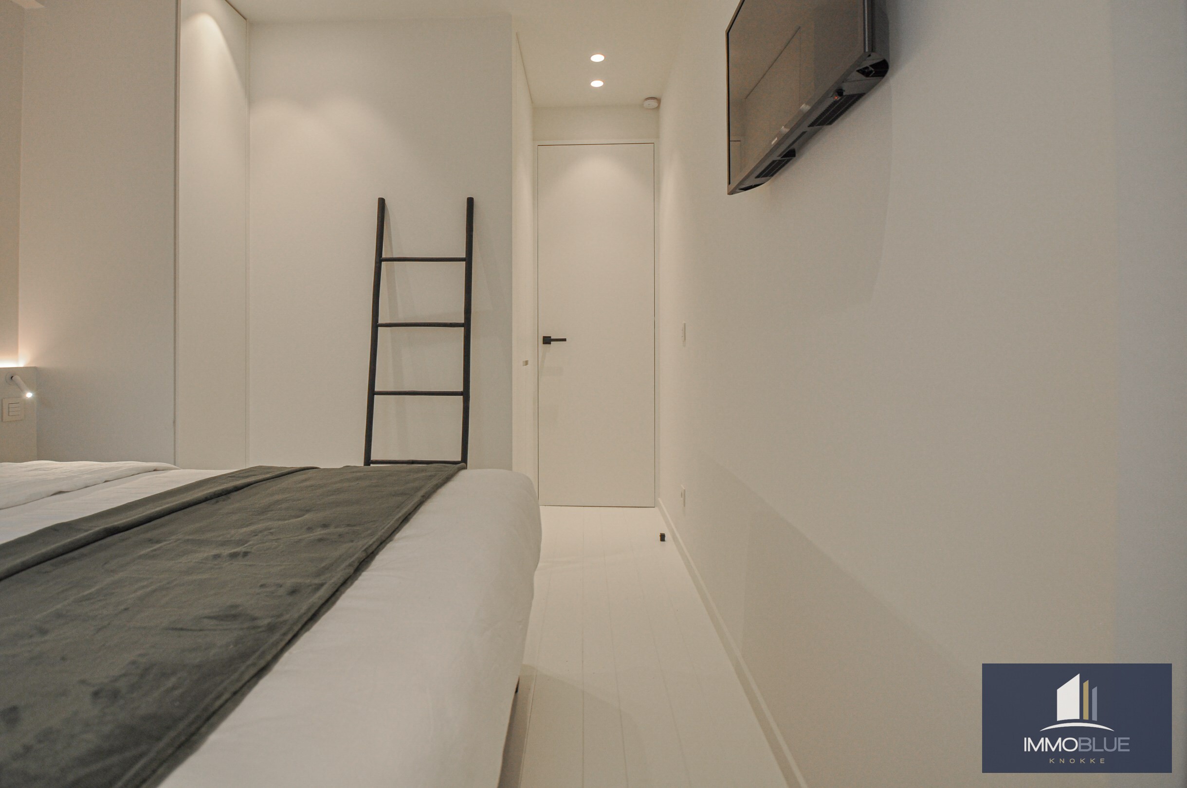 Volledig gerenoveerd appartement met een mooi zijdelings zeezicht gelegen in het Zoute. 