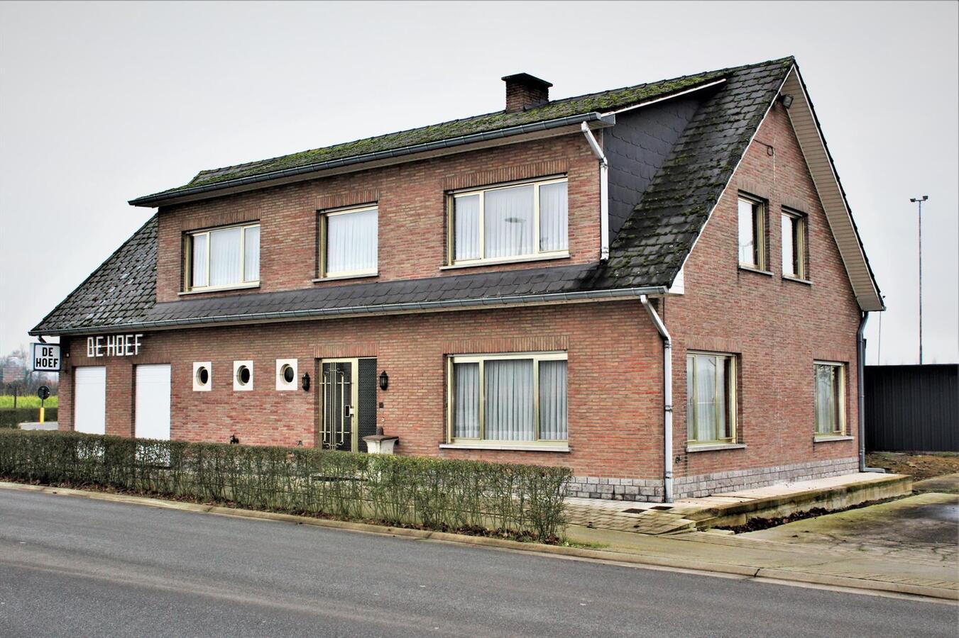 Woning (5 slaapkamers) met vergunde horecazaak (caf&#233;), studio, recreatieterrein en weides op ca. 1.5ha te Kortenaken (Vlaams-Brabant) 