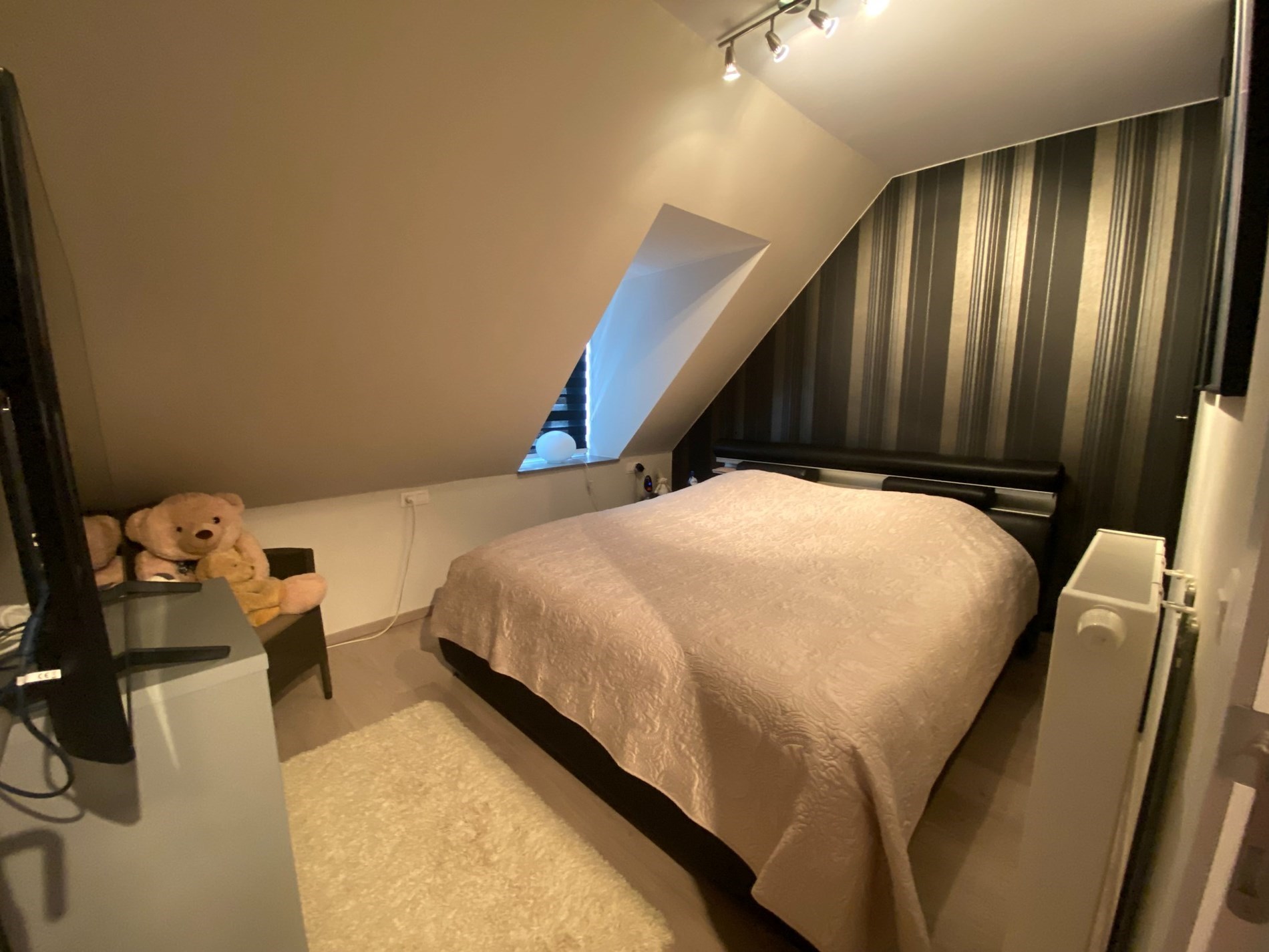 ONGEMEUBELD - Duplex appartement te Centrum Knokke-Heist met 3 slaapkamers. 