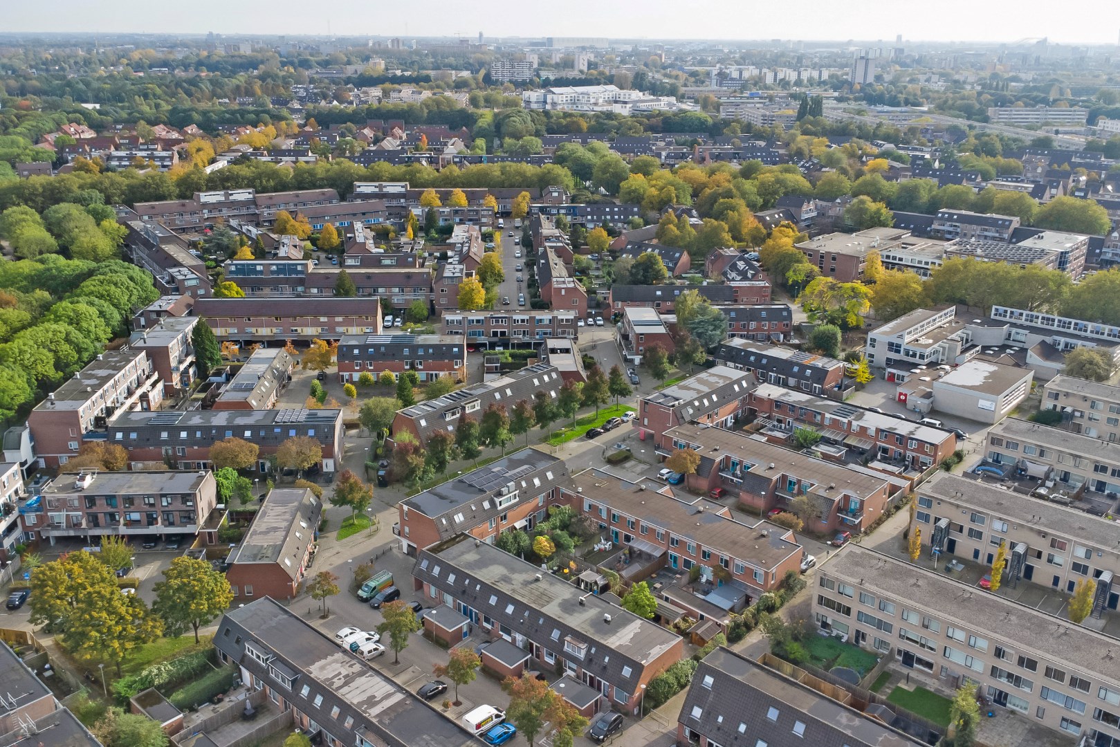 Starters opgelet! keurig 4 kamer tussenwoning met parkeerplaats voor deur, 3 slaapkamers, keurige keuken en badkamer, ruime onderhoudsvriendelijke tuin welke gelegen is op het zuidwesten. 