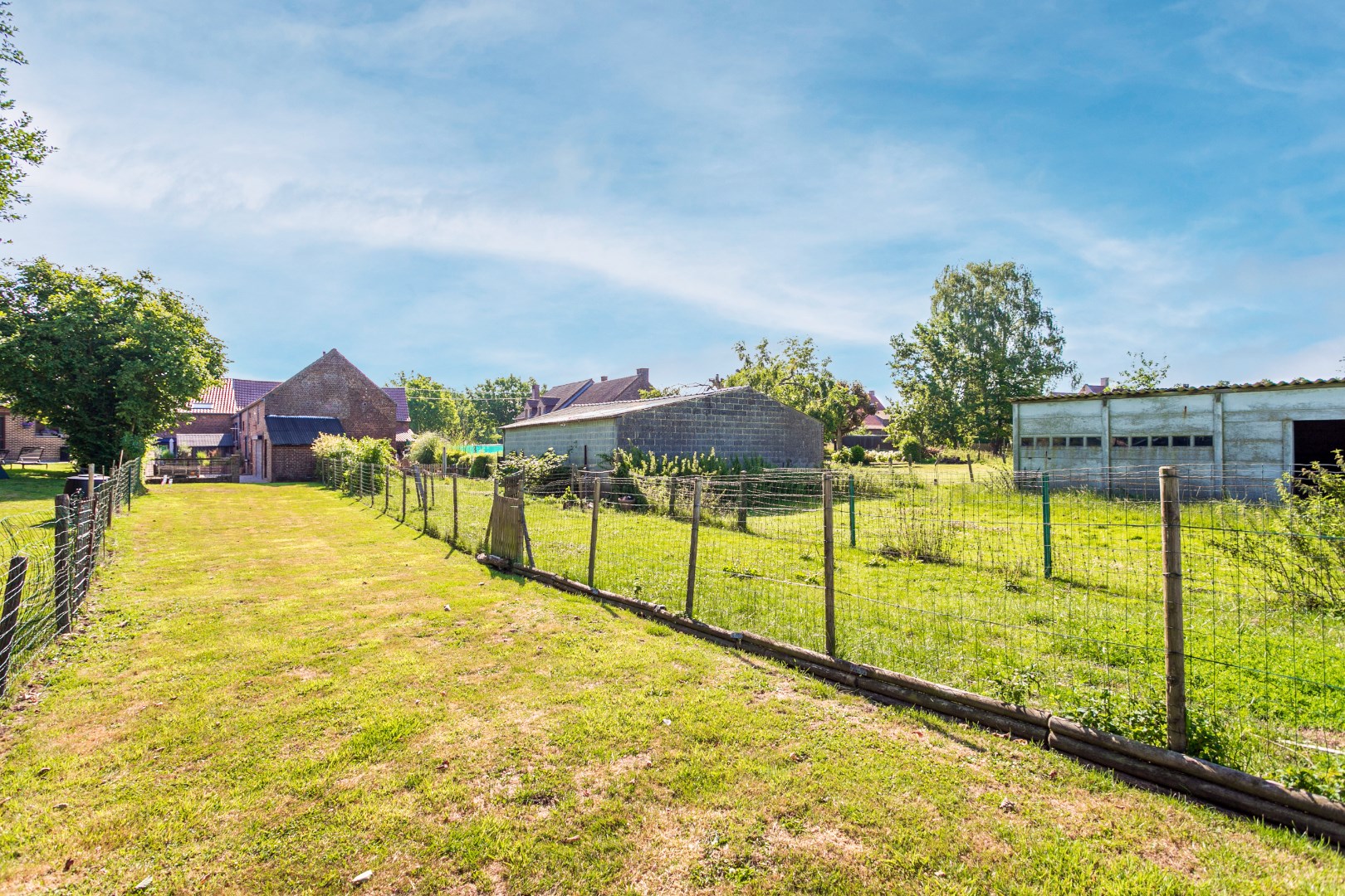 Ruime kangoeroewoning met 6 slpks, 2bdks, 2 garages en tuin te Oetingen 