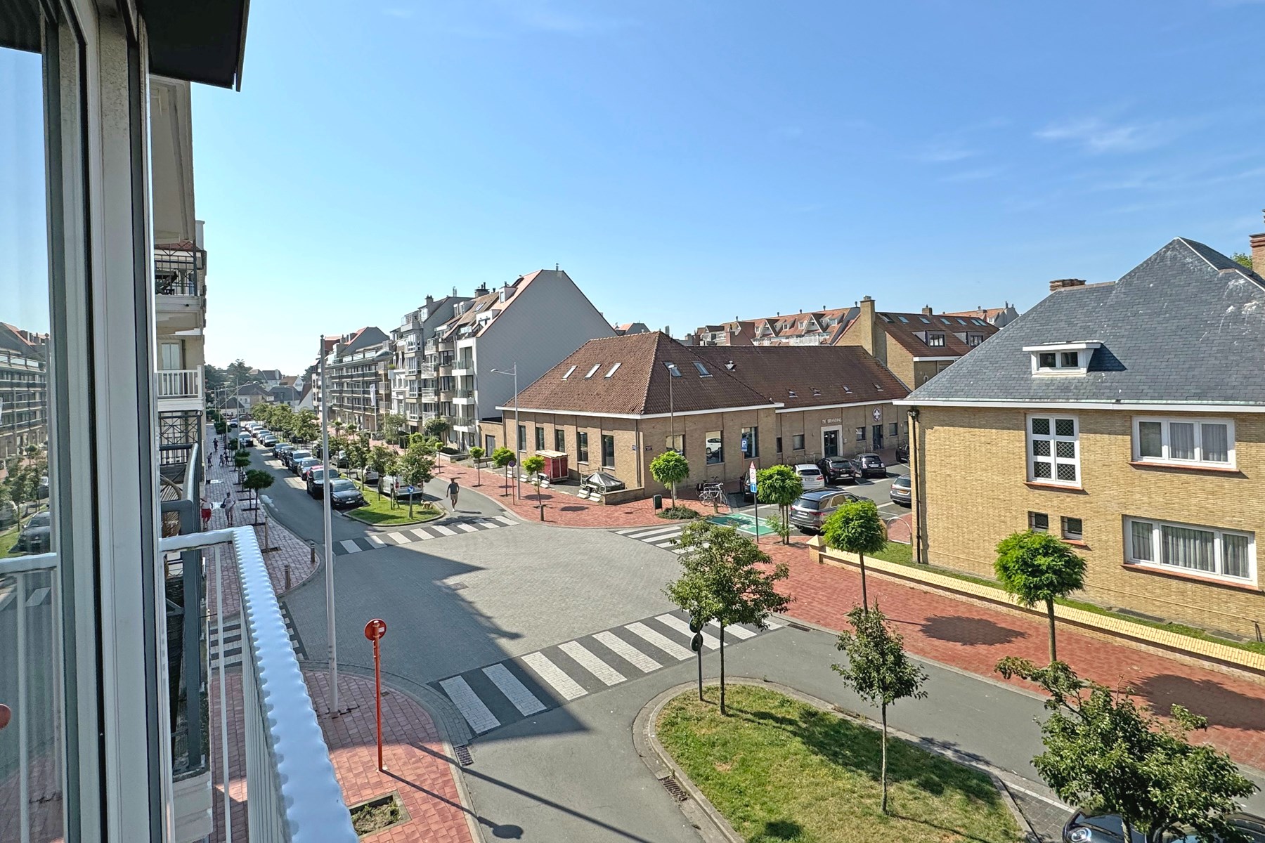 Luxueus afgewerkt zuid-west gericht appartement gelegen op een topligging met open zicht vlakbij de Dumortierlaan te Knokke. 