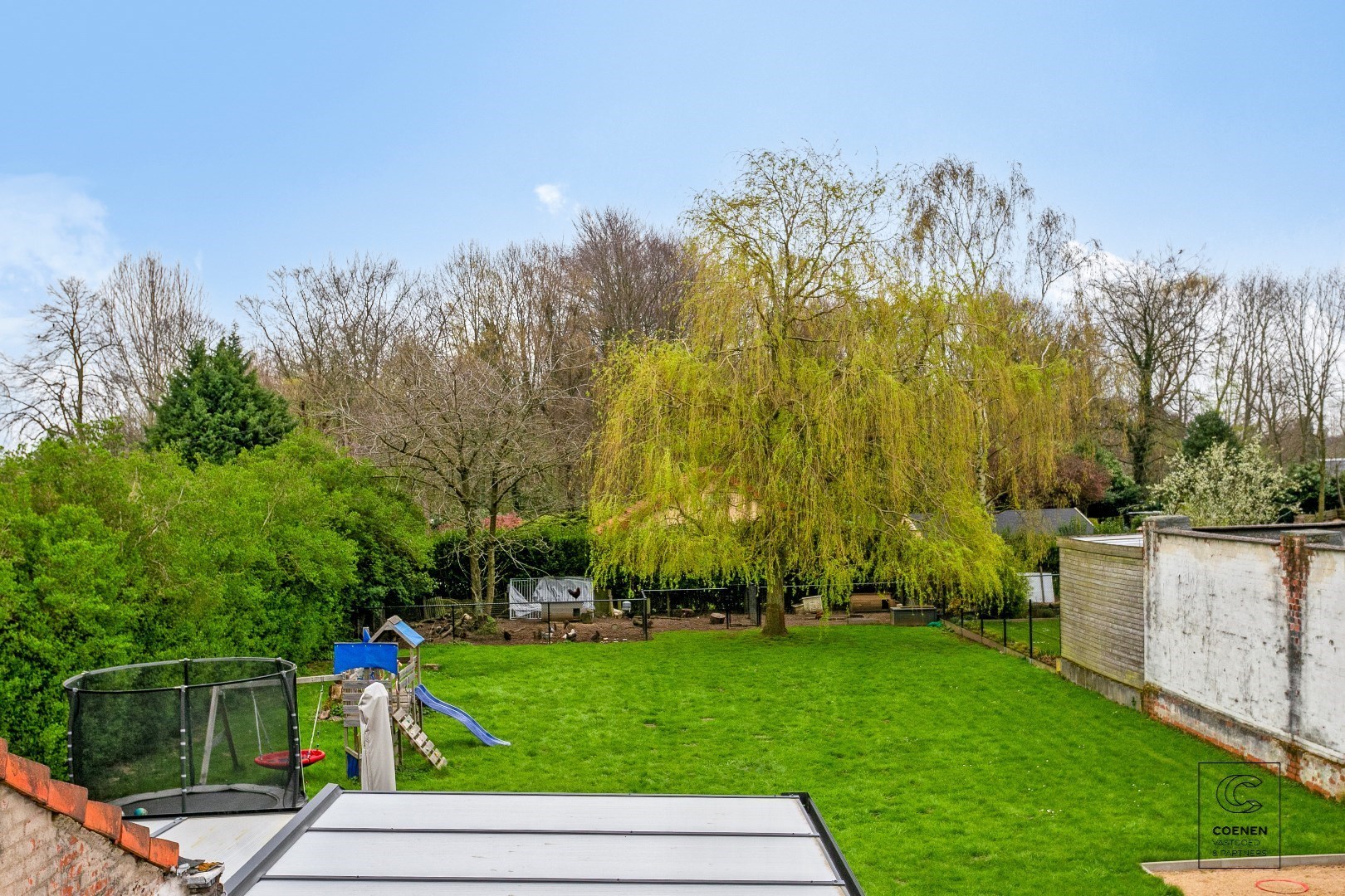 Instapklare woning met praktijkruimte &#233;n bouwgrond in Wommelgem. 4-5 slaapkamers, tuin, zonnepanelen en garage. 