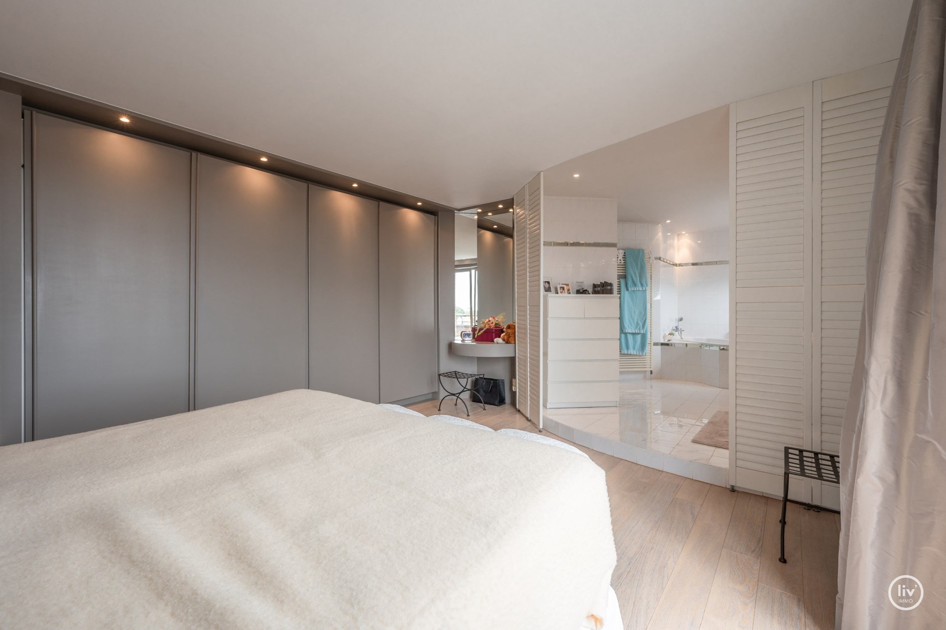 “Unieke Penthouse (1992) te koop op een toplocatie in Knokke –3 -kamerappartement met uitzonderlijke zonneterrassen van meer dan +/- 200m2 . 