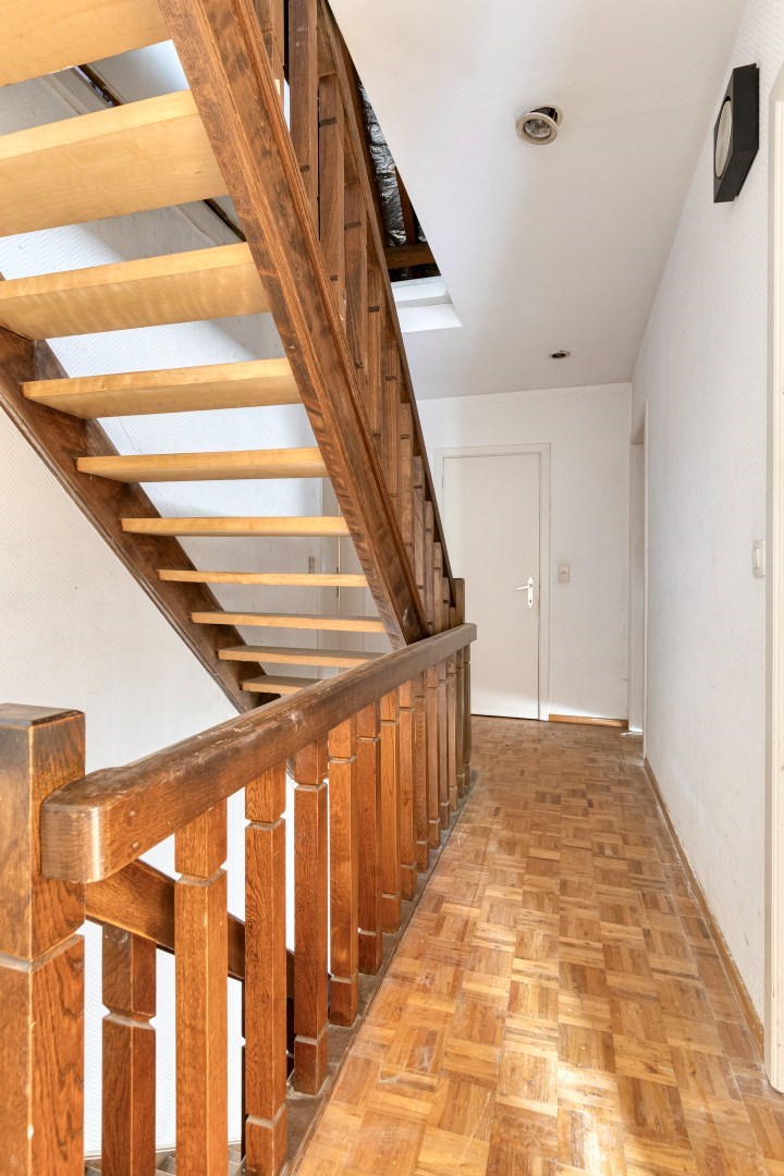Ruime gezinswoning met 5 slaapkamers, praktijkruimte en dubbele garage in Kessel-Lo – EPC 337 kWh/m&#178; – bewoonbare oppervlakte ca. 301 m&#178; 