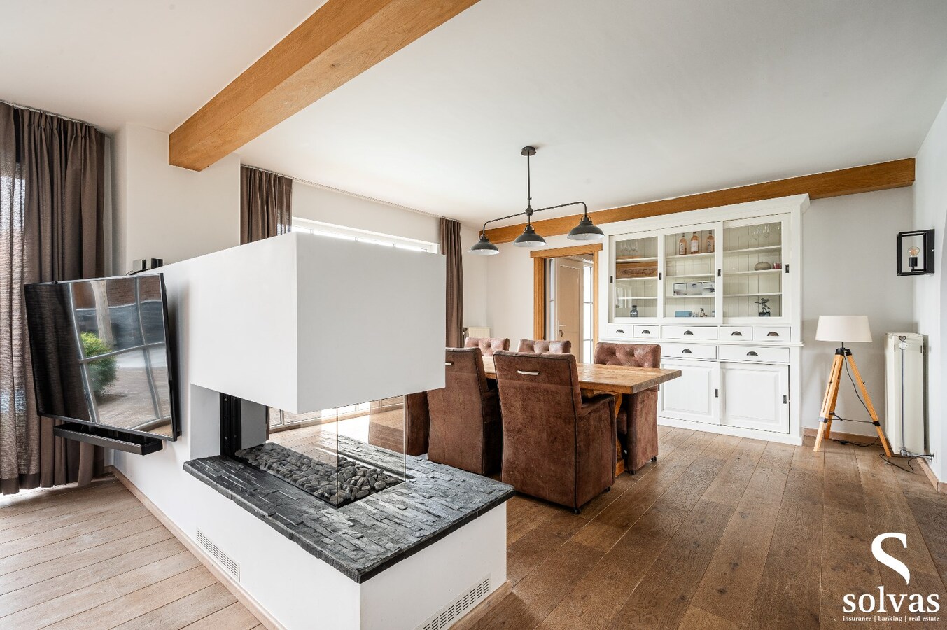 Instapklare woning met loods en prachtig aangelegde tuin en zwembad 