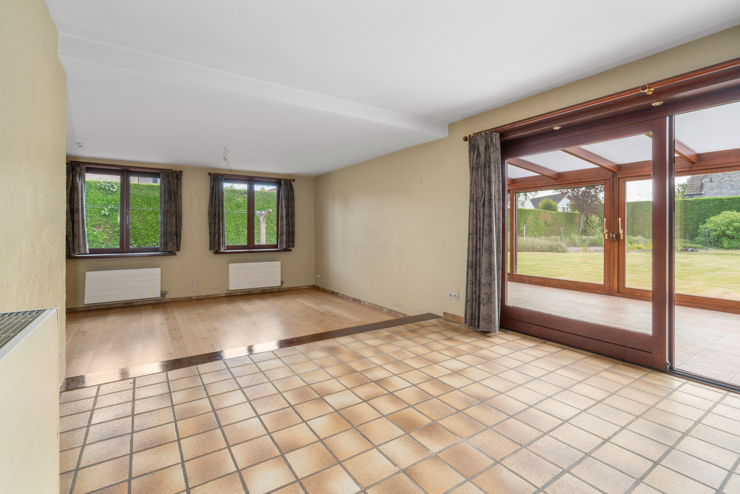 Grande villa individuelle avec double garage sur un terrain orient&#233; plein sud de 1229 m2 &#224; Knokke Heist. Le terrain est divisible. 