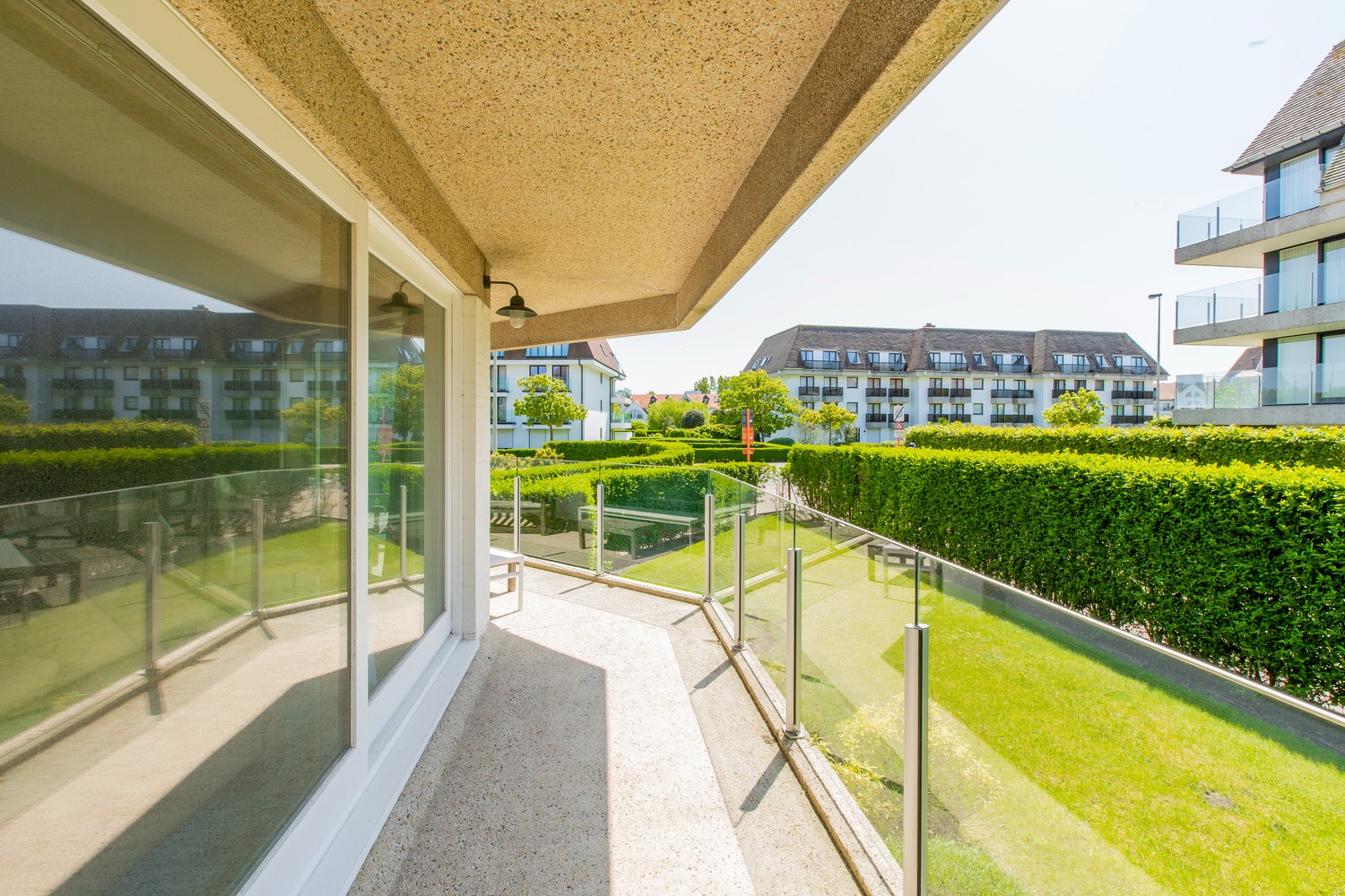 Appartement d&#39;angle lumineux de plus de 180m2, situ&#233; au calme dans une r&#233;sidence villa &#224; quelques pas de la digue plage Albert et du Royal Zoute Tennis Club, &#224; hauteur de la Wandeldijk dans le Zoute. 