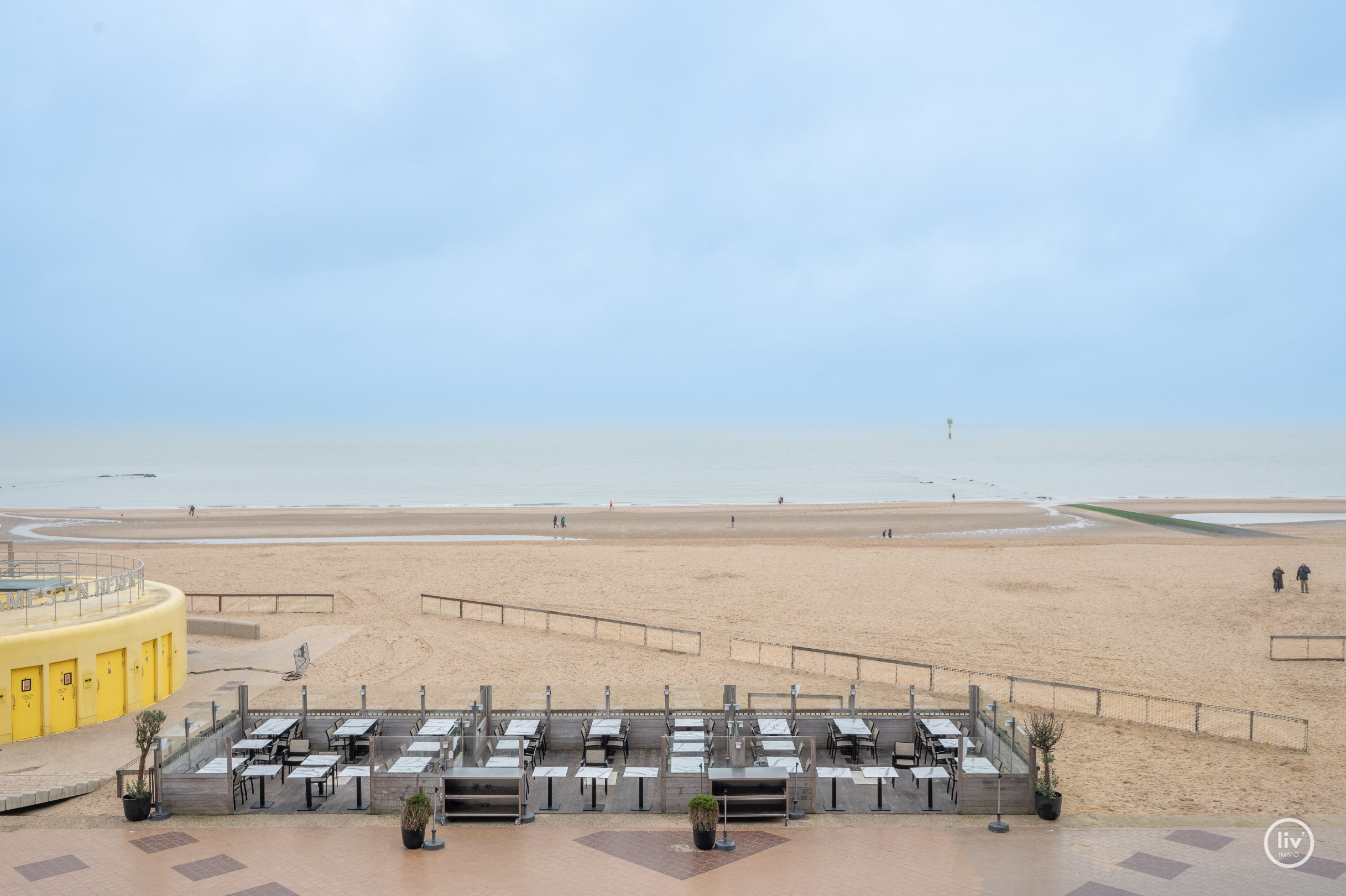 Appartement magnifiquement r&#233;nov&#233; avec une vue FRONTALE sur la mer, situ&#233; sur la place de la tour de lumi&#232;re &#224; Knokke. 