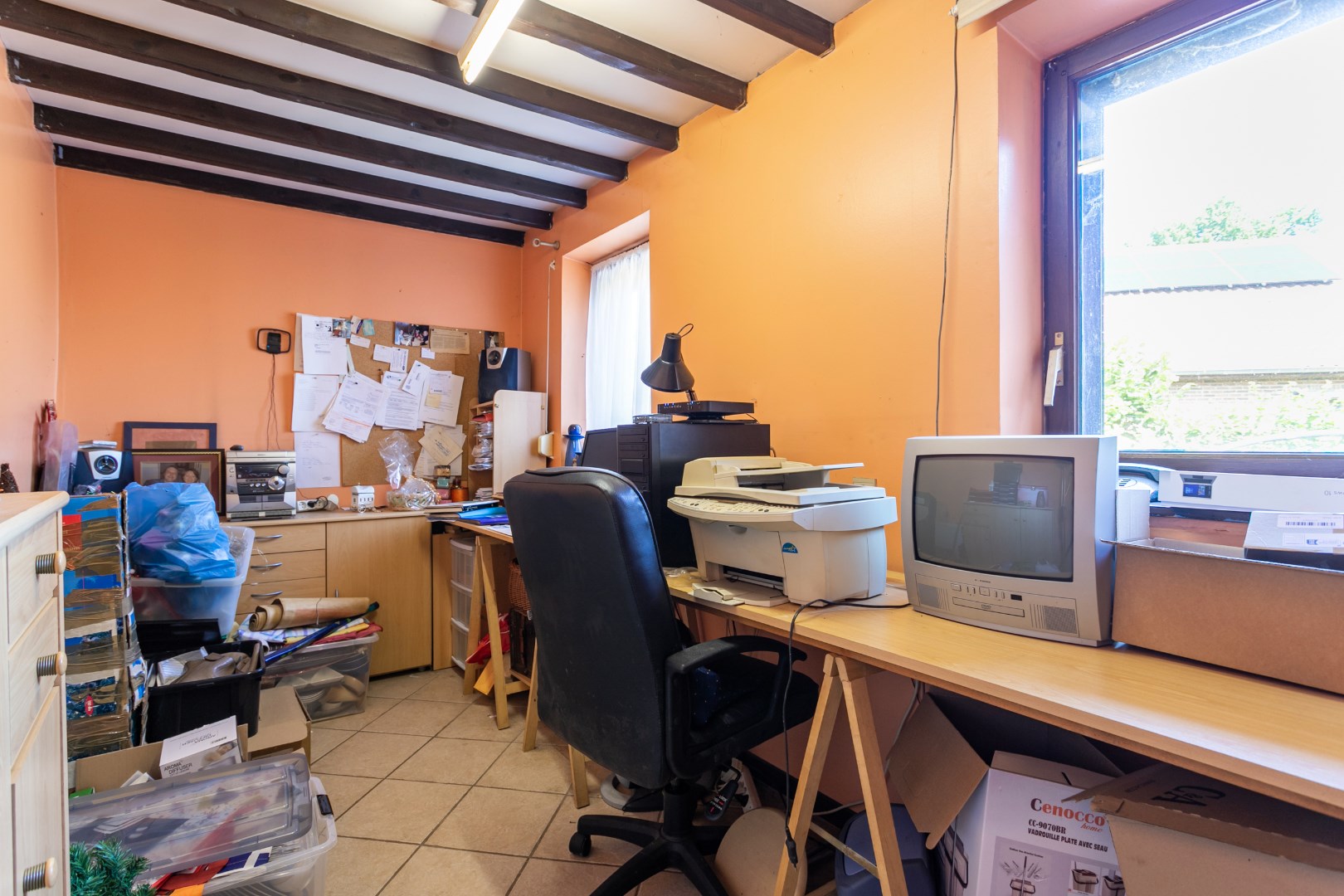 Ruime kangoeroewoning met 6 slpks, 2bdks, 2 garages en tuin te Oetingen 
