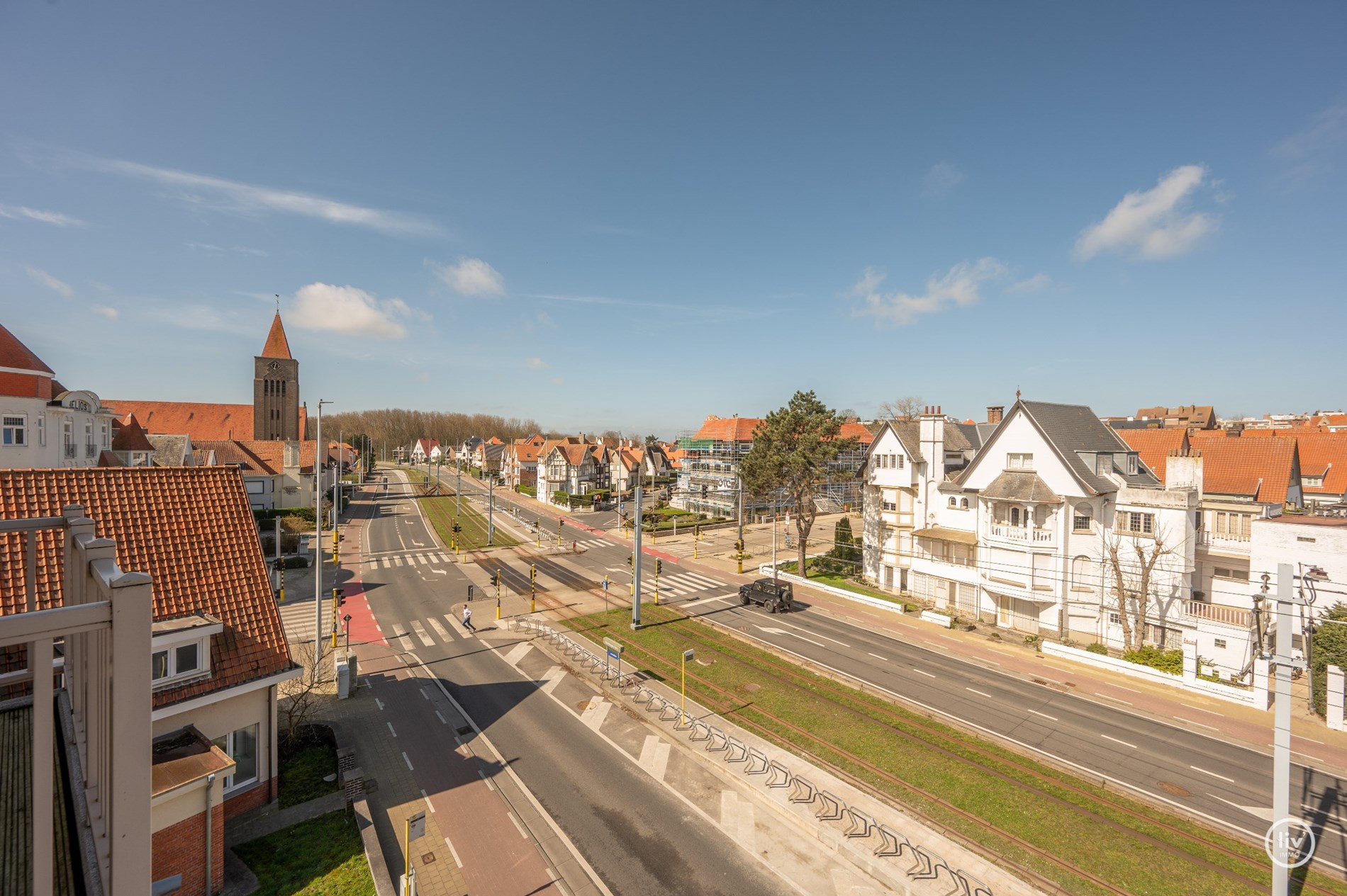 Volledig instapklaar 3-kamer appartement op wandelafstand van de Zeedijk-Duinbergen met mogelijkheid tot aankoop van een inpandige garagebox! 