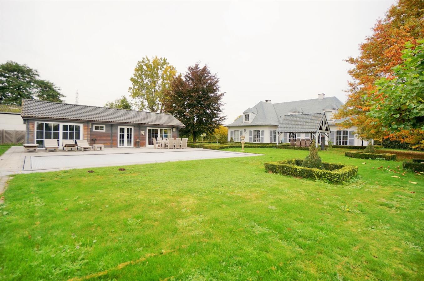 Vrijstaande villa met zwembad, poolhouse, stallen, buitenpiste en stapmolen op ca. 2,26 ha te Putte 