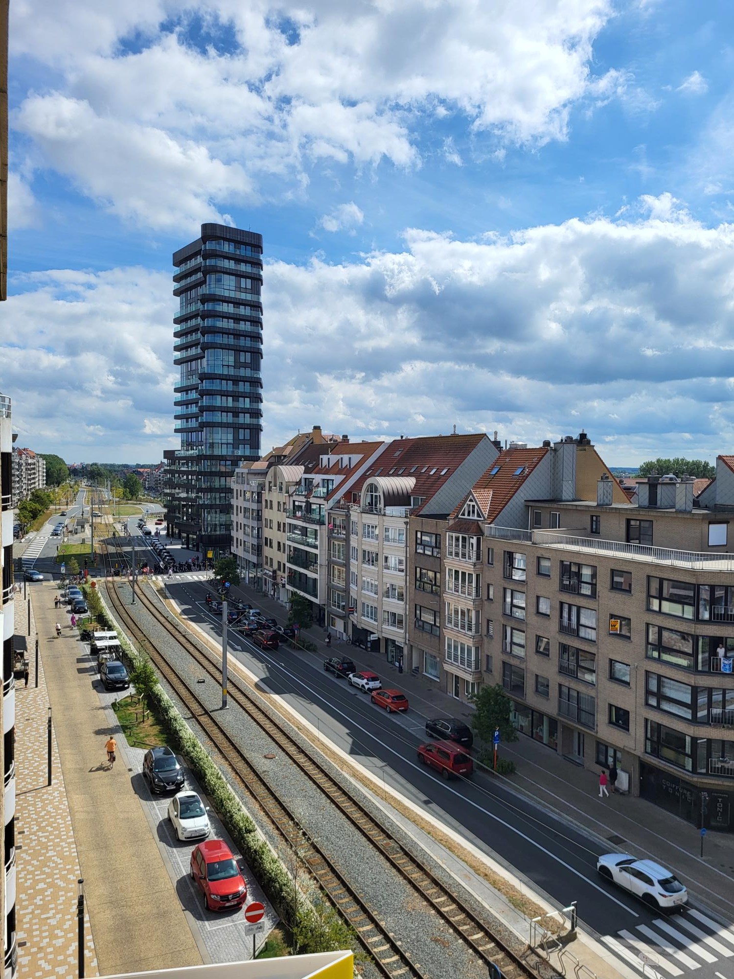 Zonnig Appartement met 2 Slaapkamers vlak bij de Zeedijk te Heist. 