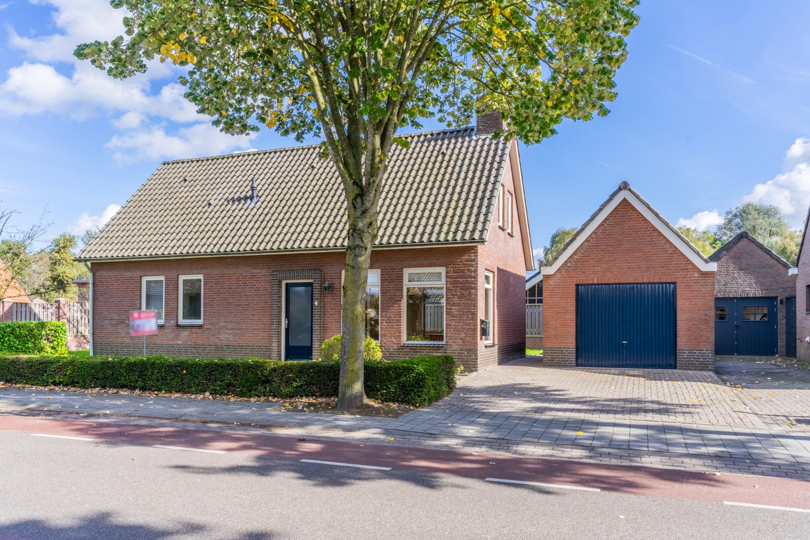 Vrijstaande woning met vrijstaande garage en tuin. Levensloopbestendig. Energielabel C. 