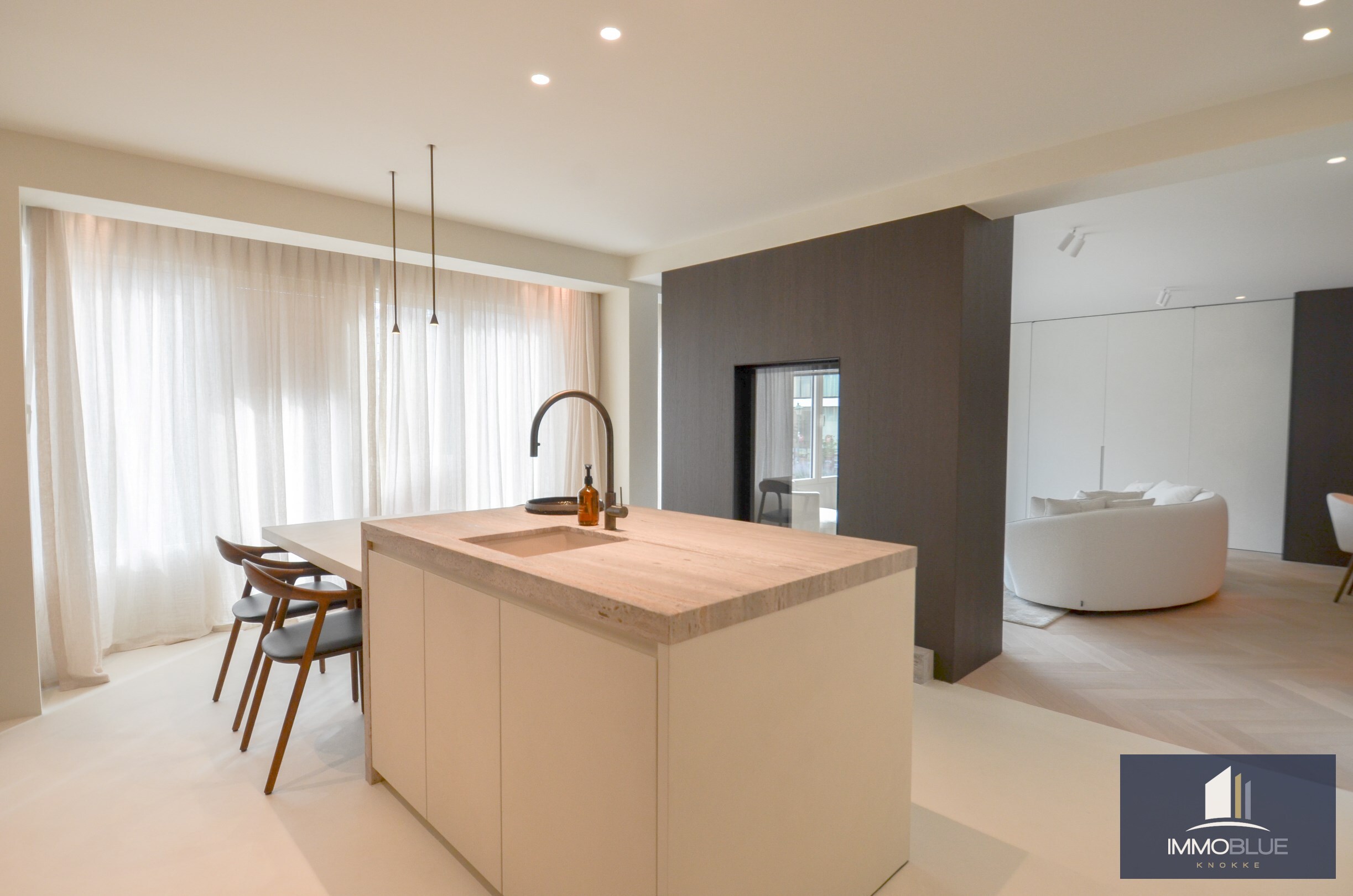 Uitzonderlijk ,tijdloos volledig gerenoveerd appartement met een open zicht . 