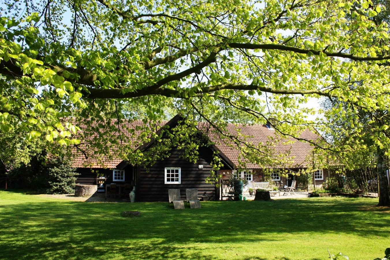 Prachtige langevelhoeve met bijgebouw ca. 1 ha te Achel 