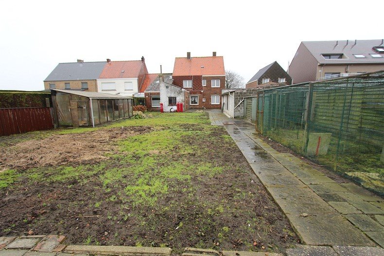 Woning met 4 slaapkamers en diepe tuin te Koekelare 