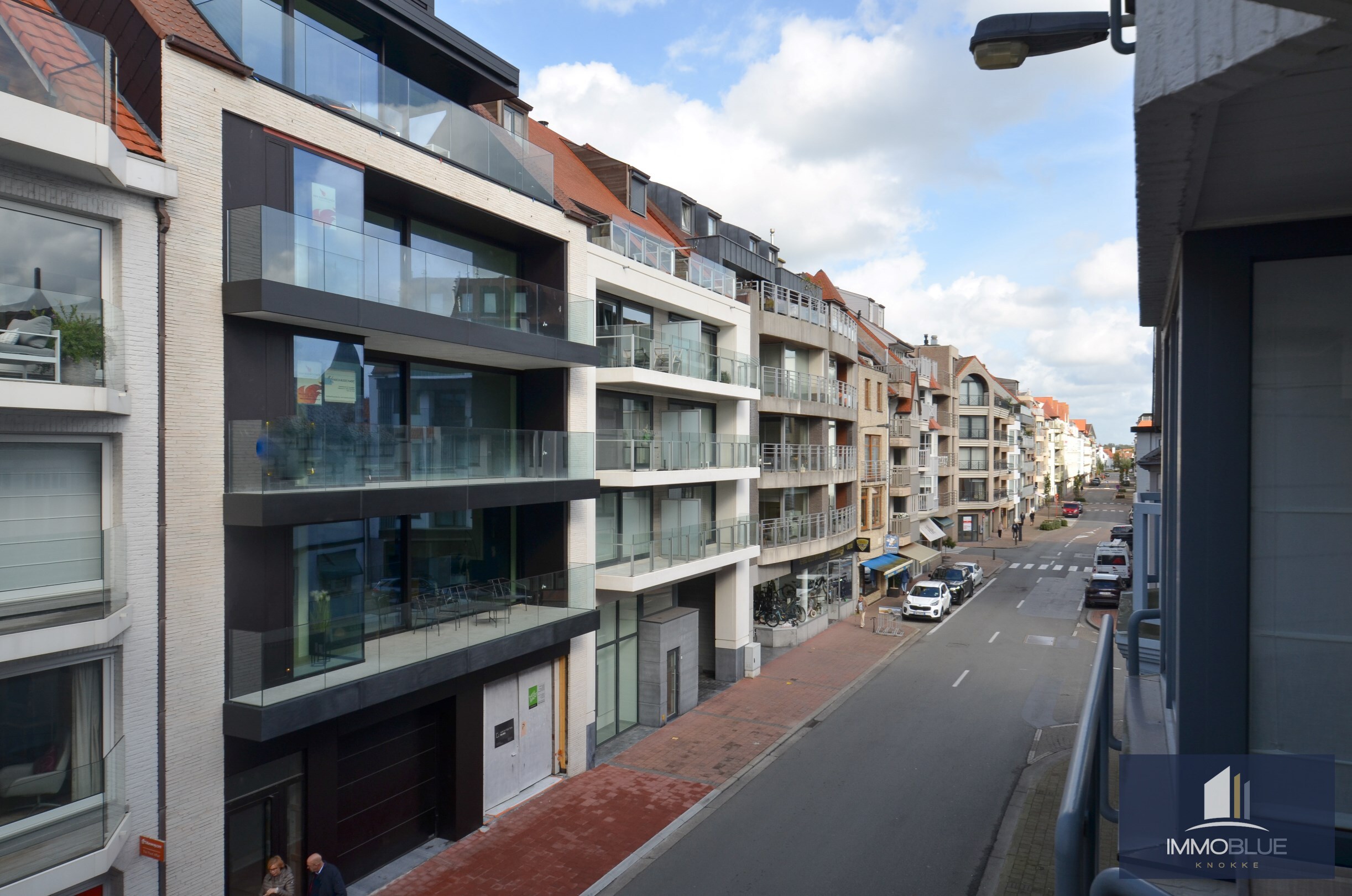 Centraal gelegen, volledig gerenoveerd appartement gelegen in de Zoutelaan op wandelafstand van het commercieel centrum. 