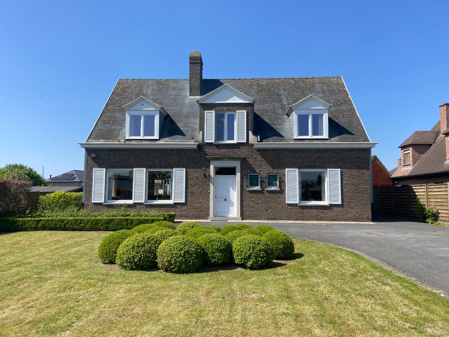 Karaktervolle villa voor gemengd gebruik op strategische ligging te Waregem! 
