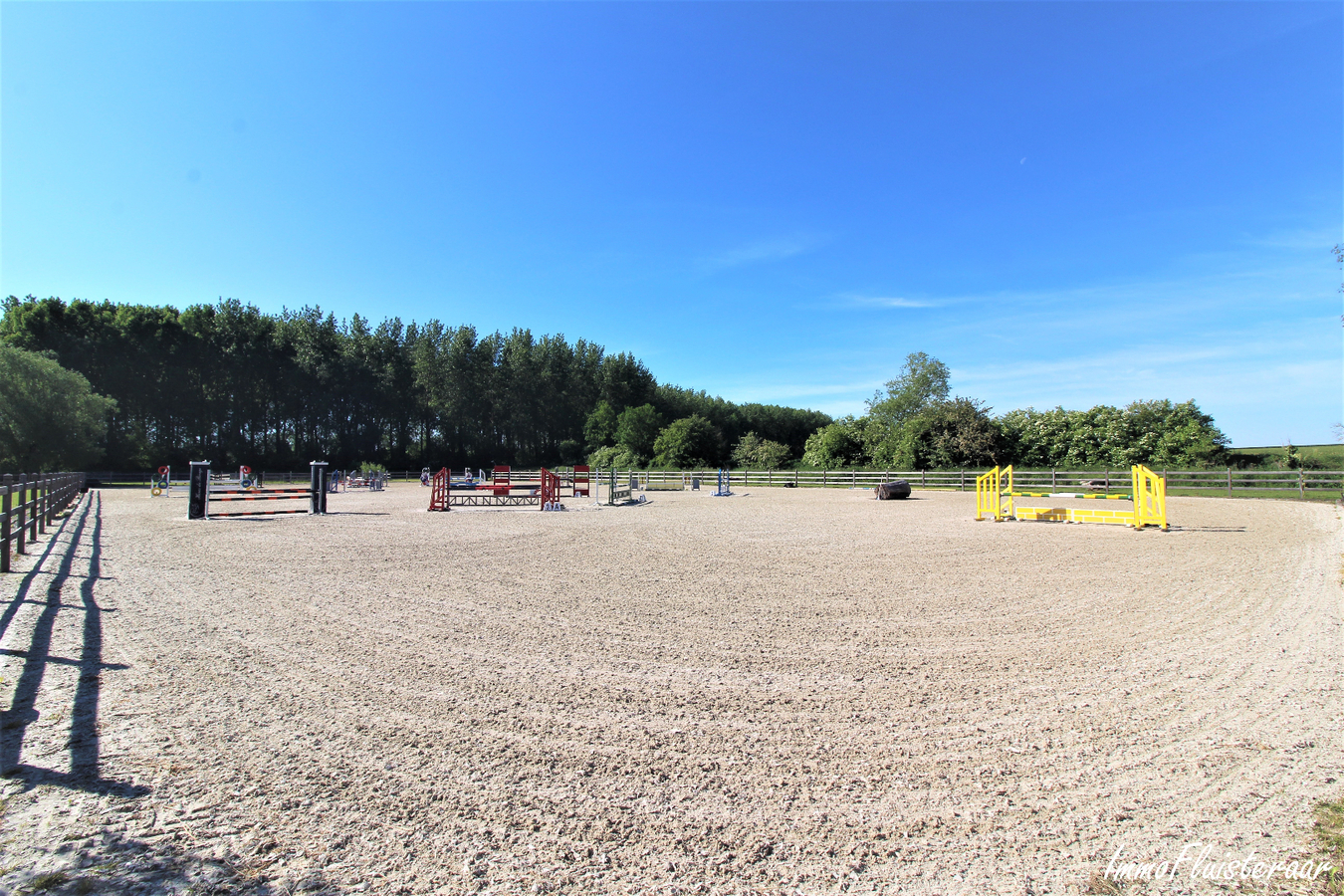 Professional recently built equestrian center on more than 3ha at Hannut (Luik/Li&#232;ge; Belgium) 